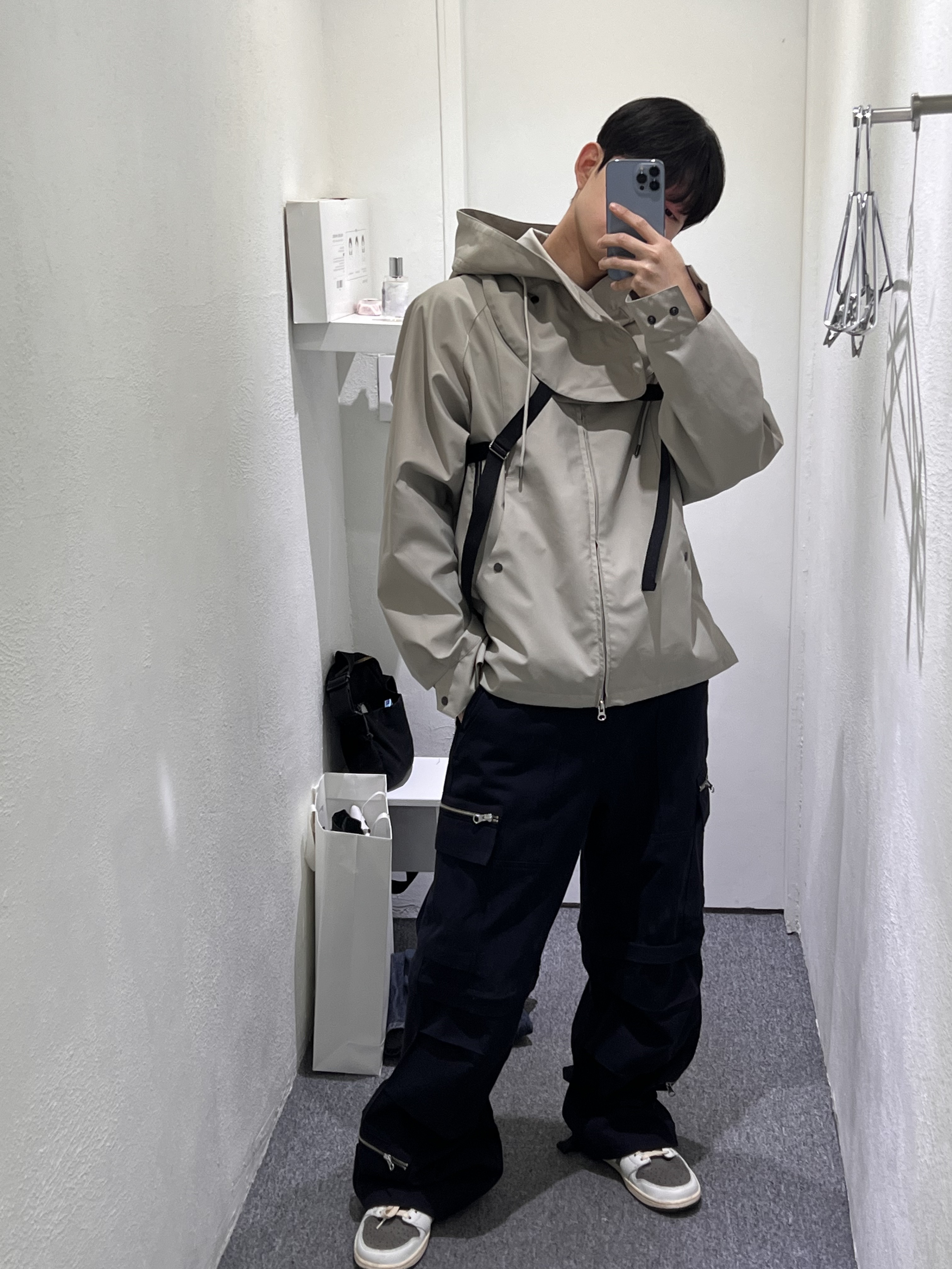 Jordan 1 x Travis Scott Retro Low OG SP Sail and Ridgerock 착용 스타일 - 2