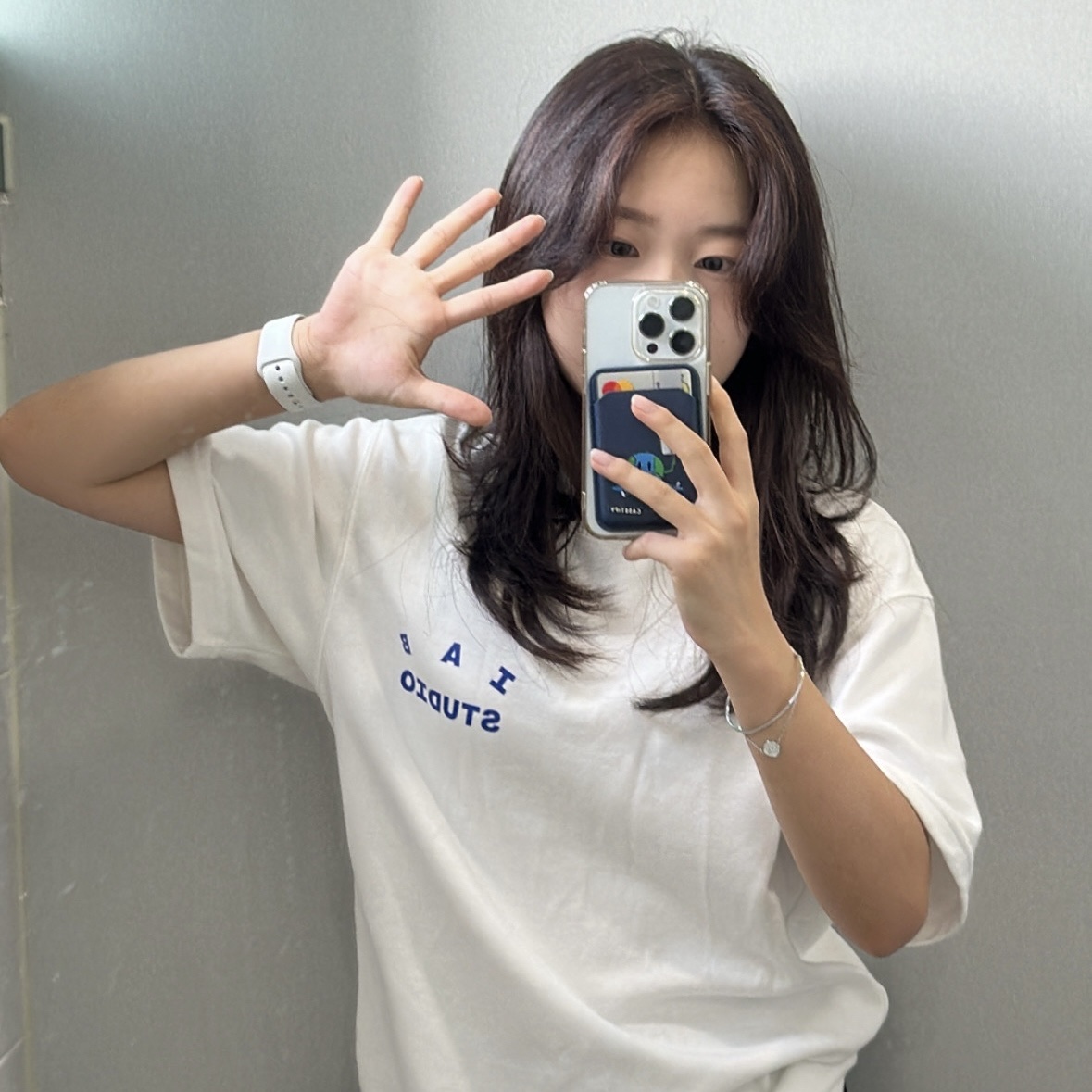IAB Studio 10th Anniversary T-Shirts Pack White & Black (2 Pack) 착용 스타일