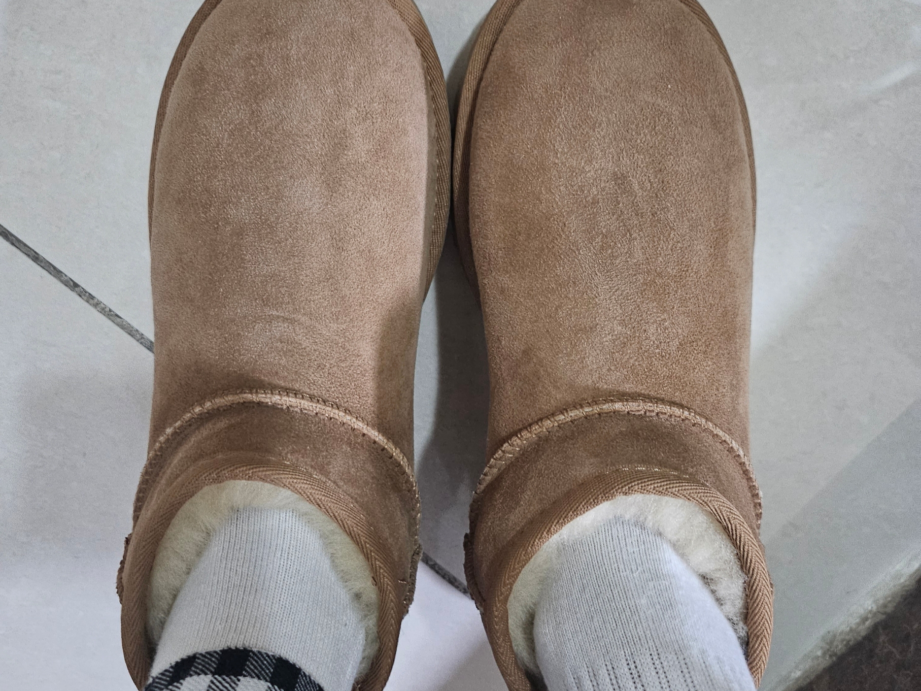 (W) UGG Classic Ultra Mini Boots Chestnut 착용 스타일 - 2