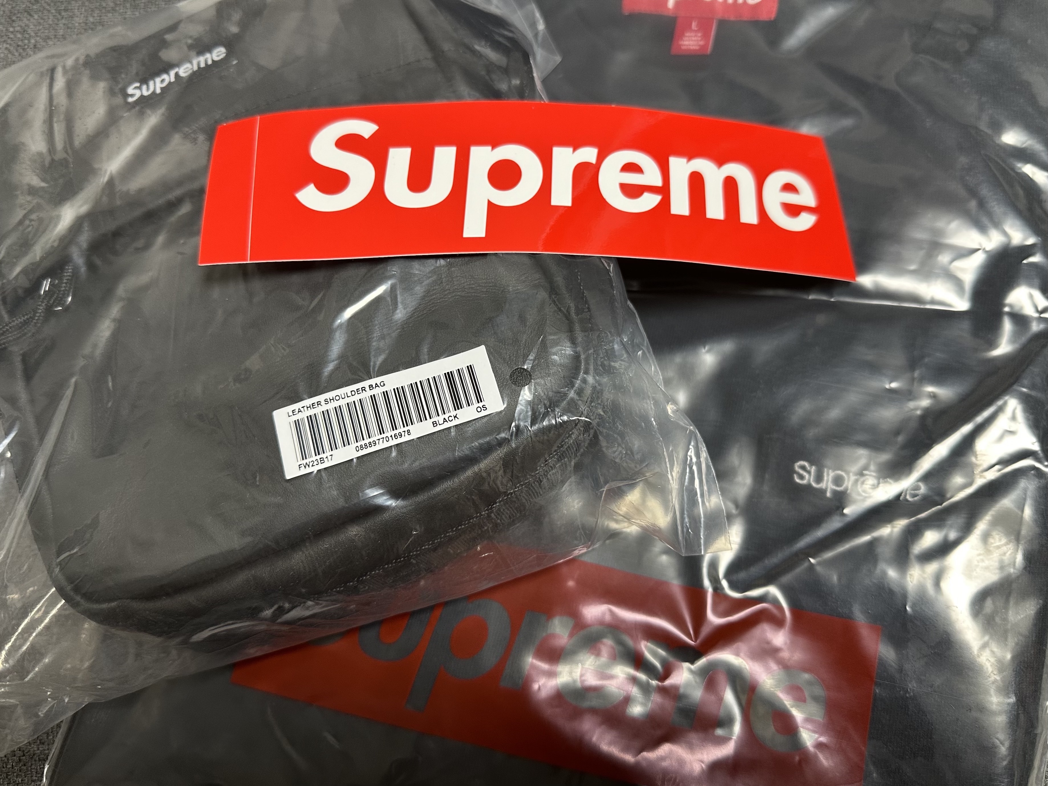 Supreme Leather Shoulder Bag Black - 23FW 착용 스타일 - 1