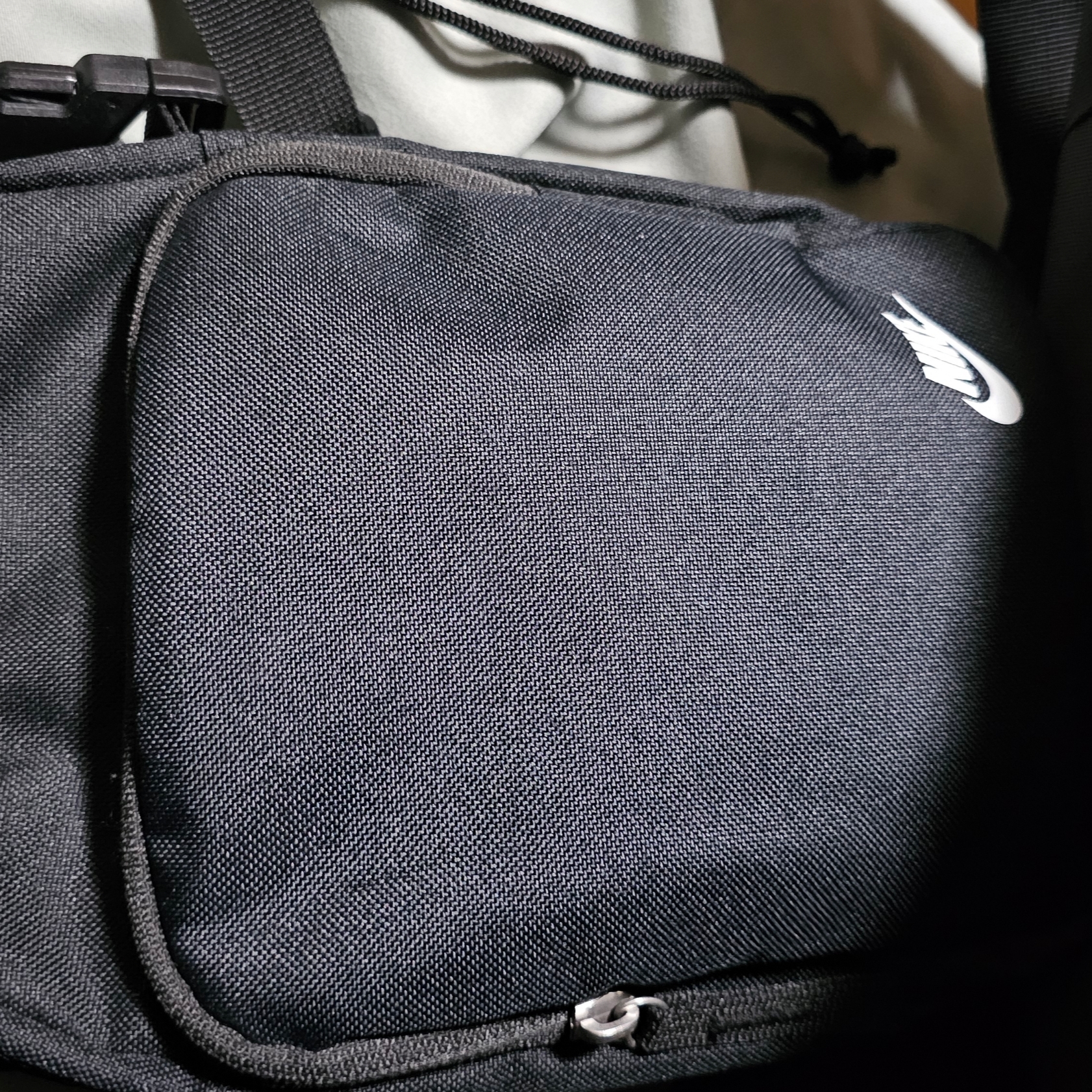 Nike Heritage Crossbody Bag 4L Black 착용 스타일
