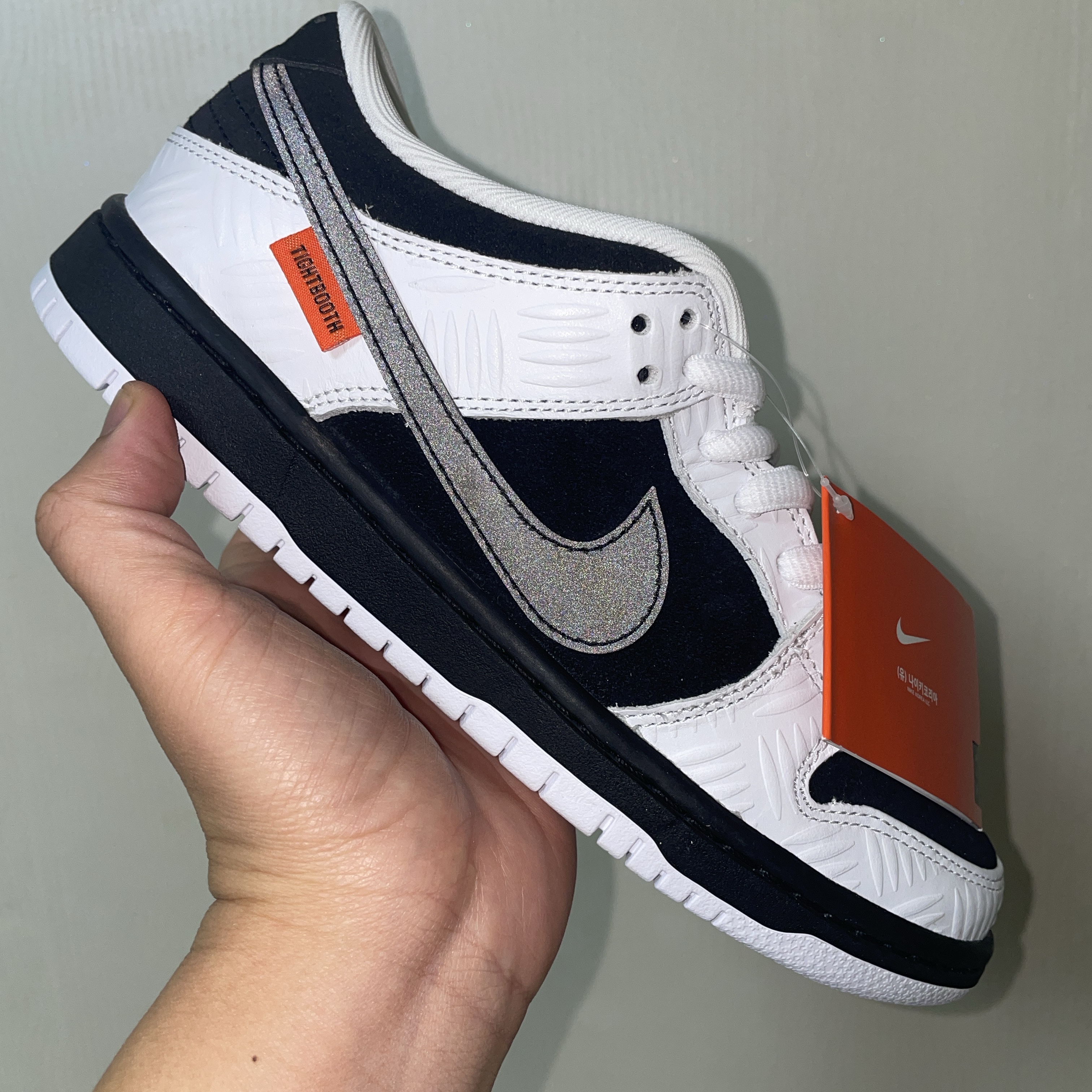 Nike x Tightbooth SB Dunk Low Pro Black and White 착용 스타일