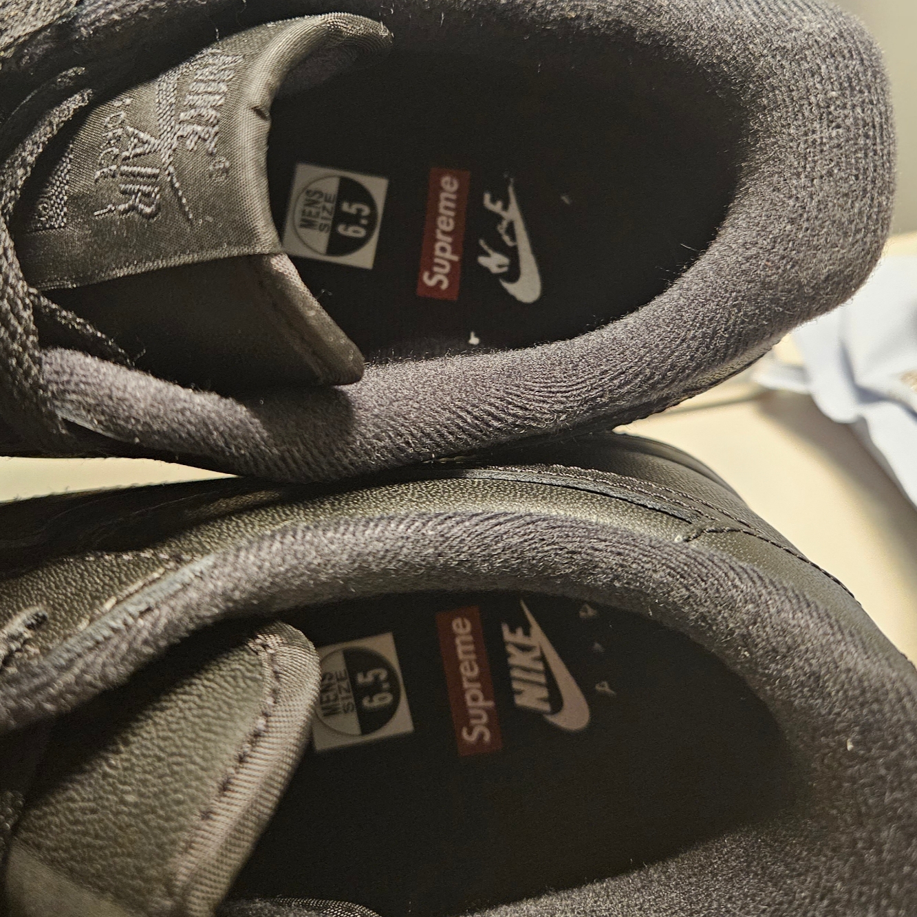 Nike x Supreme Air Force 1 Low Black 착용 스타일 - 2