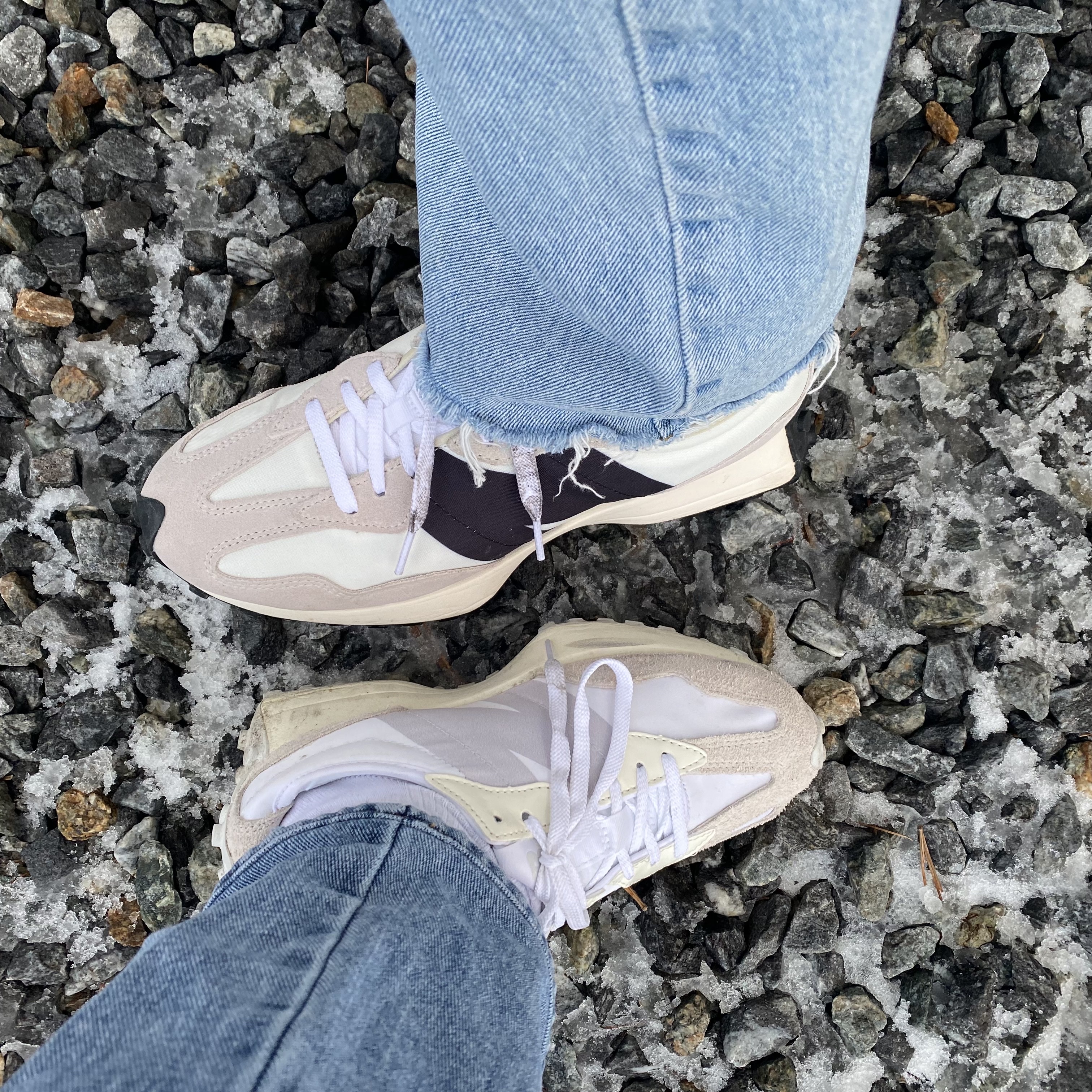 (W) New Balance 327 White Moonbeam, New Balance 327 White Black 착용 스타일 - 2
