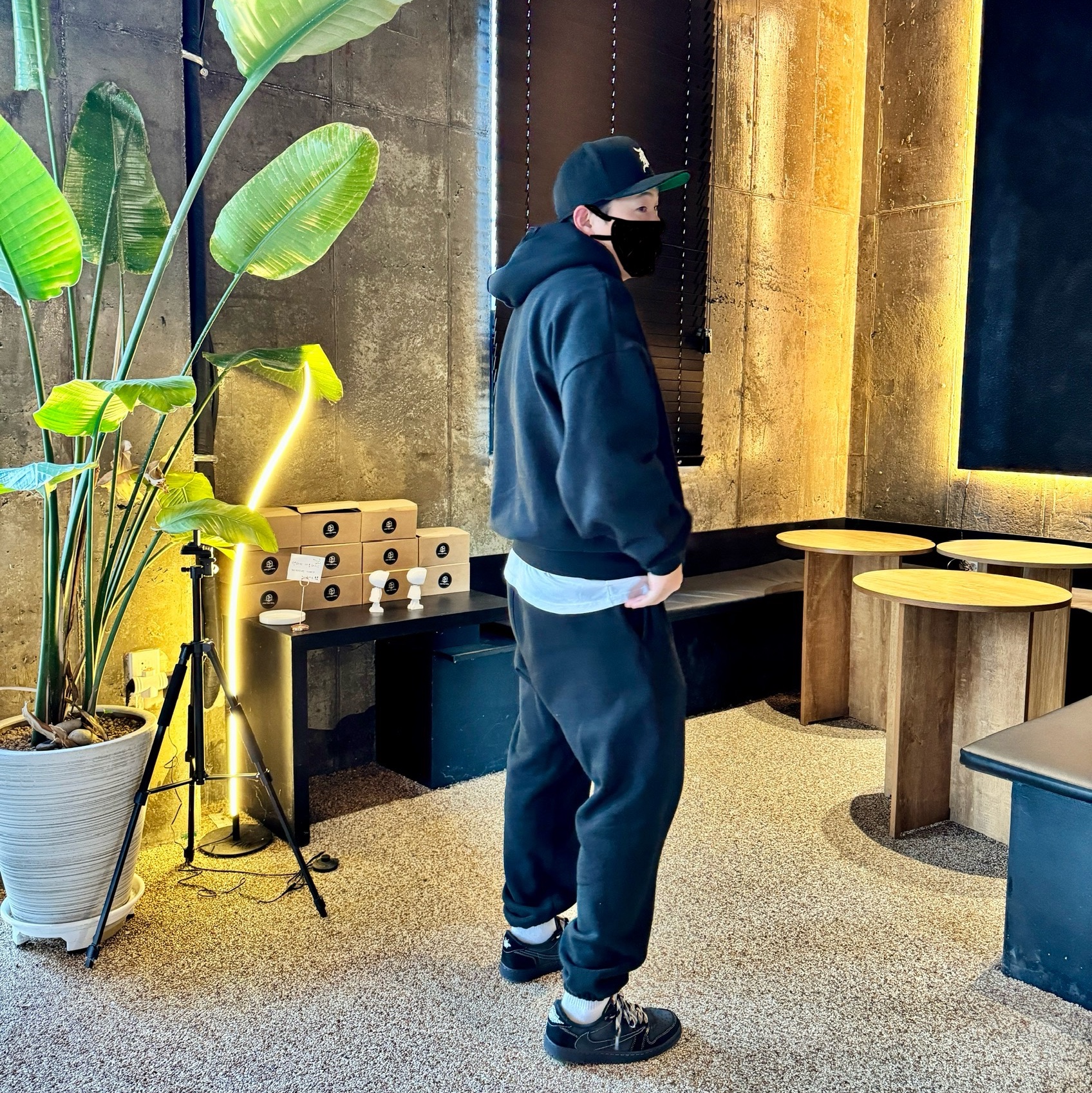 Essentials The Black Collection Hoodie Jet Black - 23SS, Essentials The Black Collection Sweatpants Black - 23SS 착용 스타일 - 4