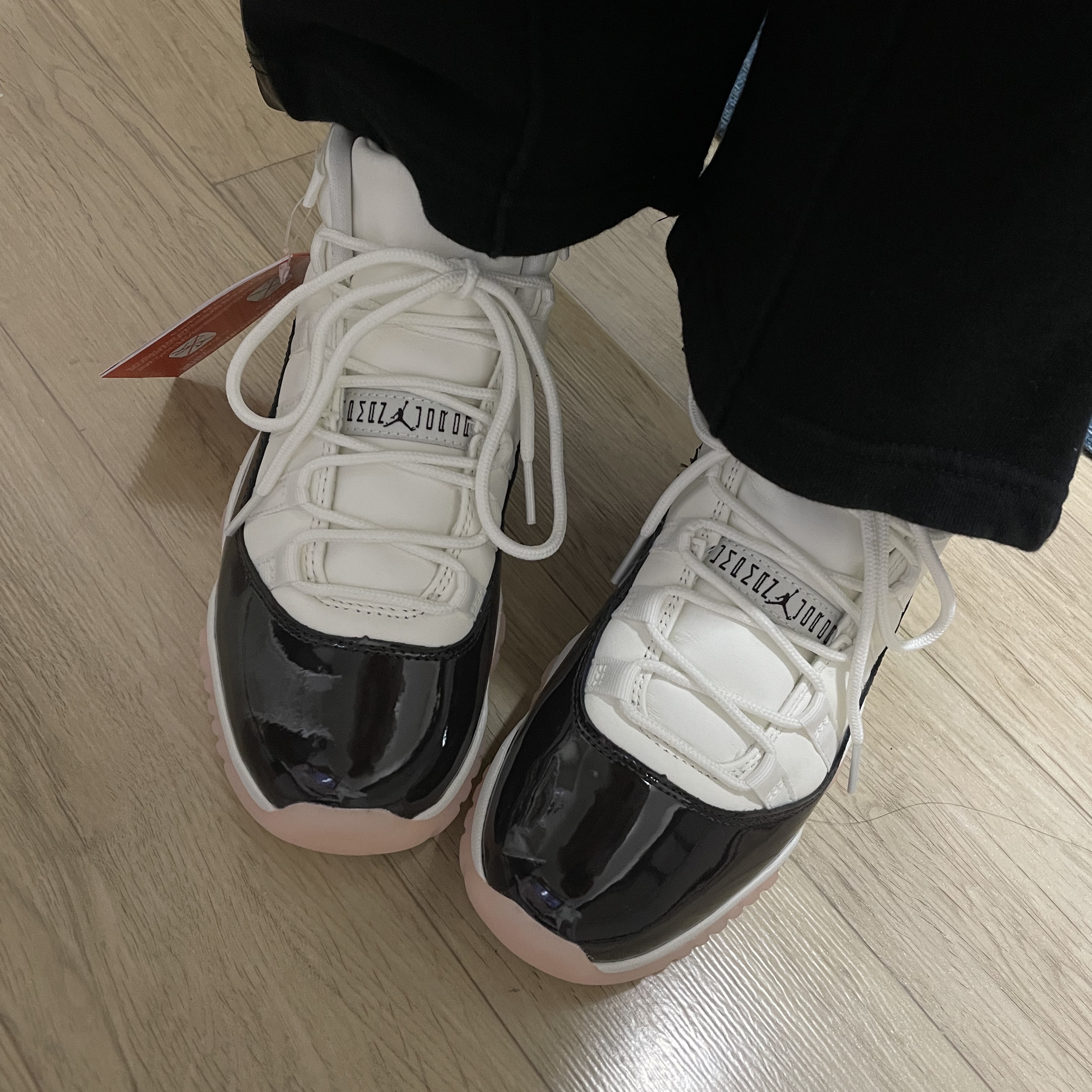 (W) Jordan 11 Retro Neapolitan 착용 스타일 - 3