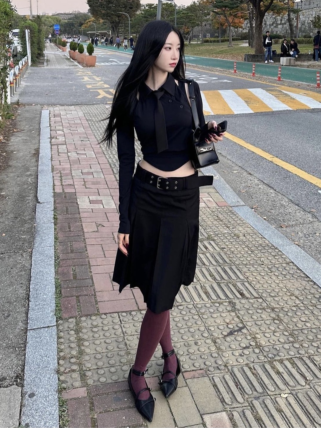Kyo Diagonal Necktie Collar Tee Black 착용 스타일