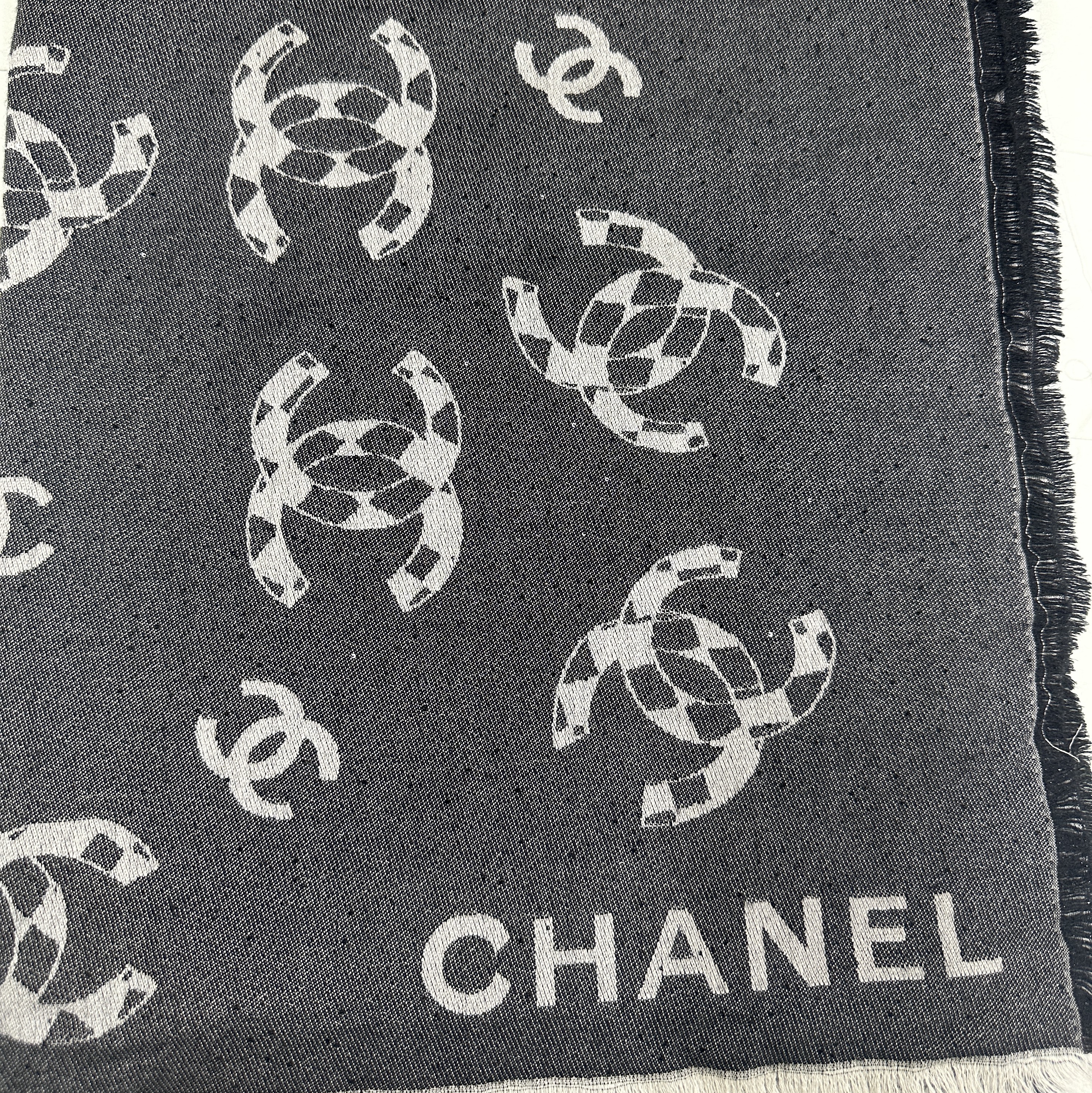 (W) Chanel Muffler Cashmere & Black 착용 스타일 - 1