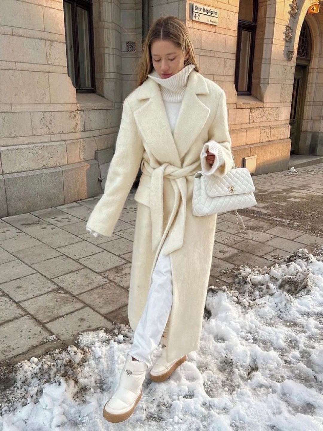 Chanel Medium Classic Handbag Grained Calfskin & Gold White, Chanel Flap Bag with Top Handle Grained Calfskin & Gold White 착용 스타일 - 3