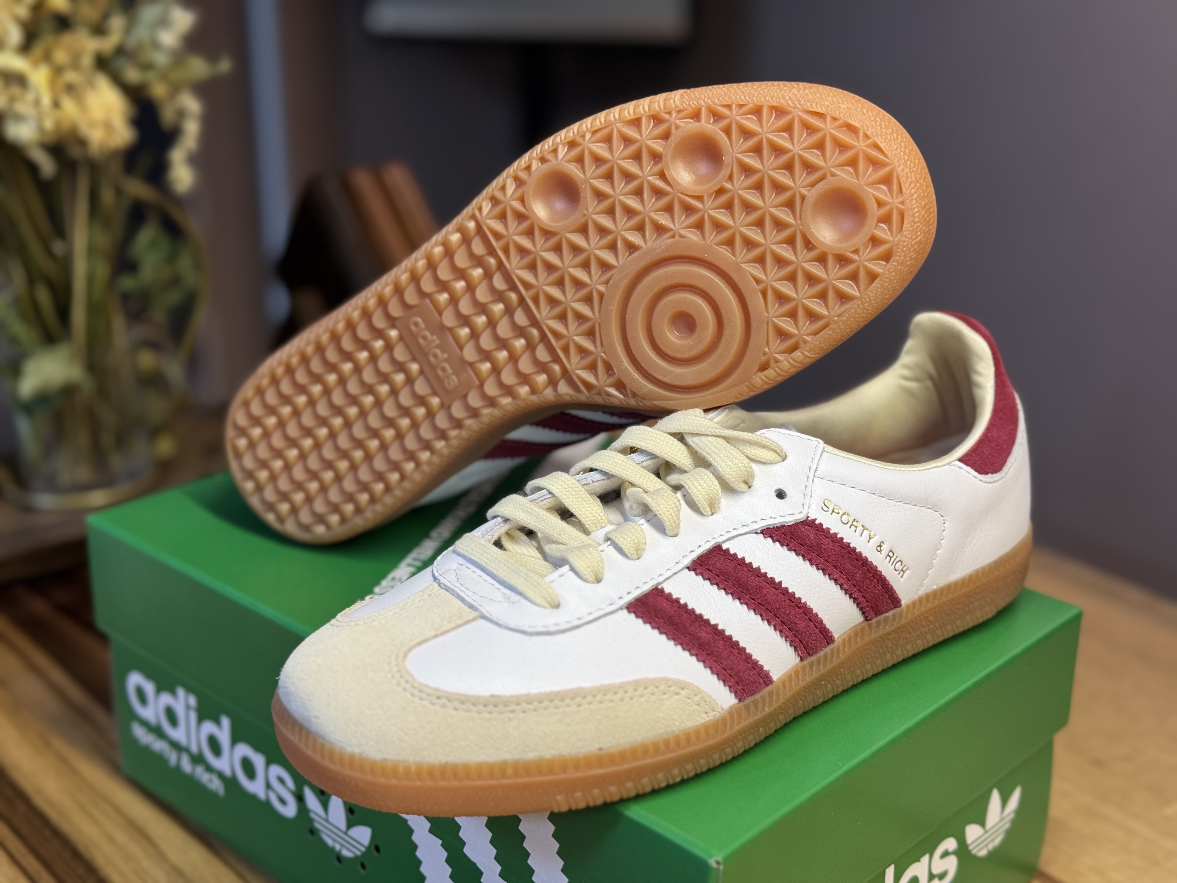 Adidas x Sporty & Rich Samba OG Cloud White Collegiate Burgundy 착용 스타일 - 3