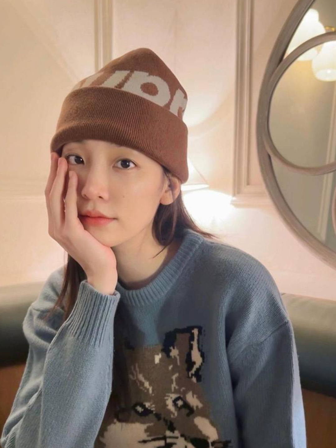 Ganni Oversized Wool Beanie Kalamata, Ader Error Sig; TRS Tag Beanie 01 Z-Blue 착용 스타일 - 5