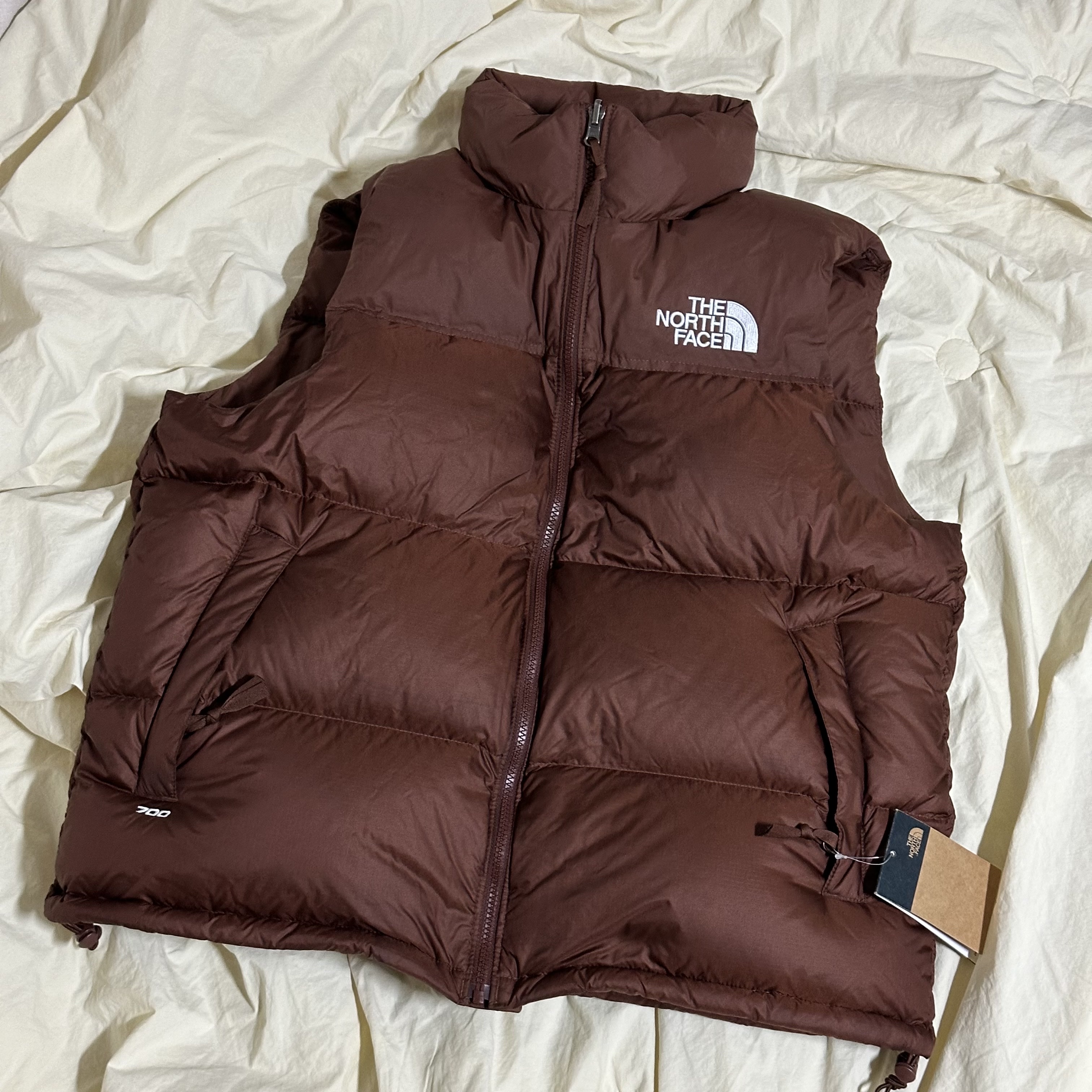 The North Face 1996 Retro Nuptse Vest Dark Oak 착용 스타일