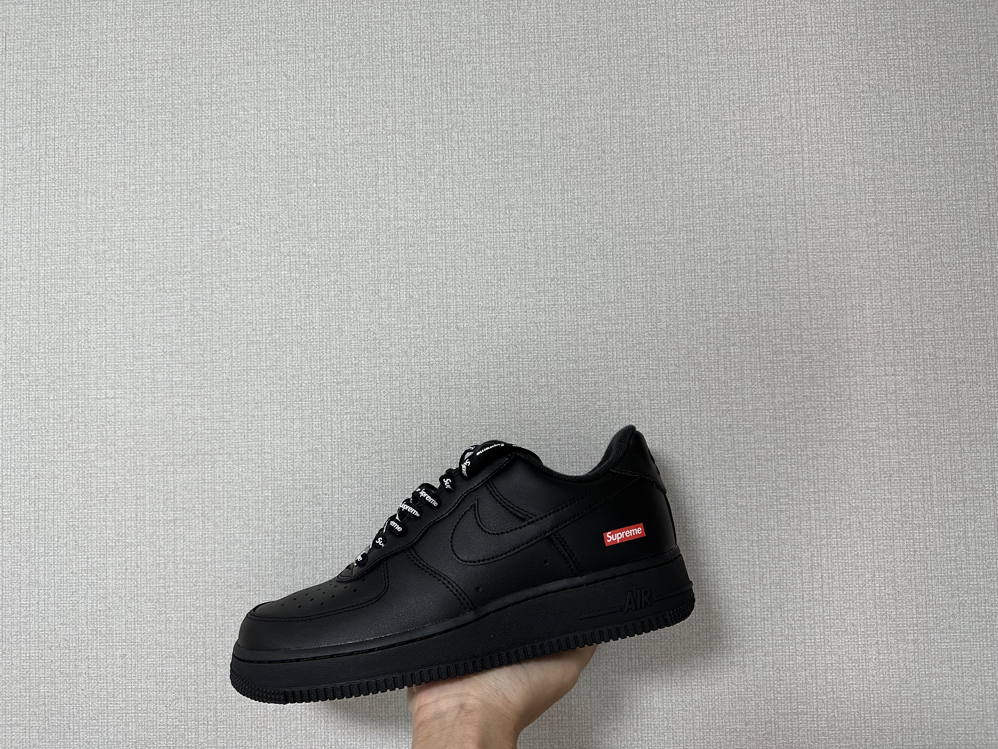 Nike x Supreme Air Force 1 Low White, Nike x Supreme Air Force 1 Low Black 착용 스타일 - 2