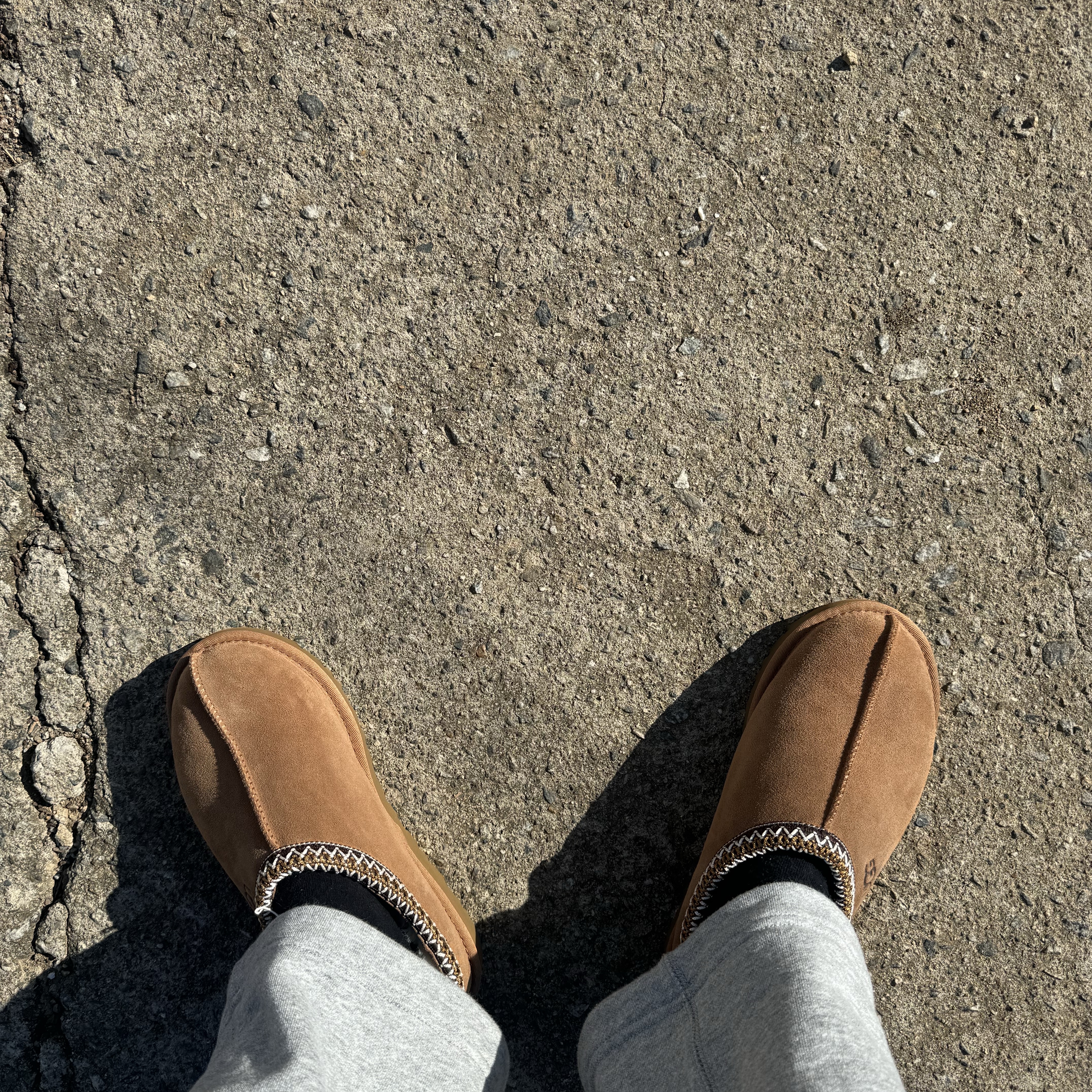UGG Tasman Slipper Chestnut 착용 스타일