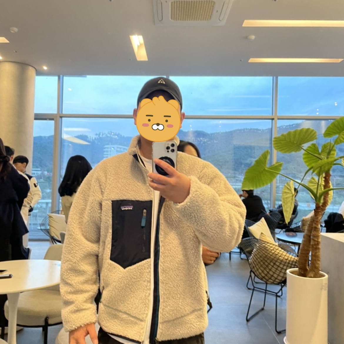Patagonia Classic Retro-X Jacket Natural 착용 스타일