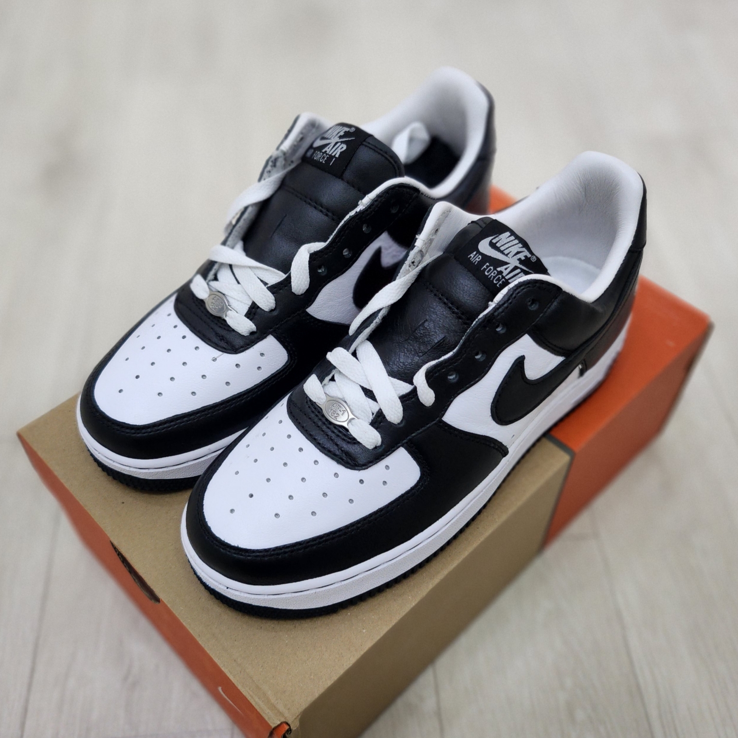 Nike x Terror Squad Air Force 1 Low QS Blackout 착용 스타일 - 2