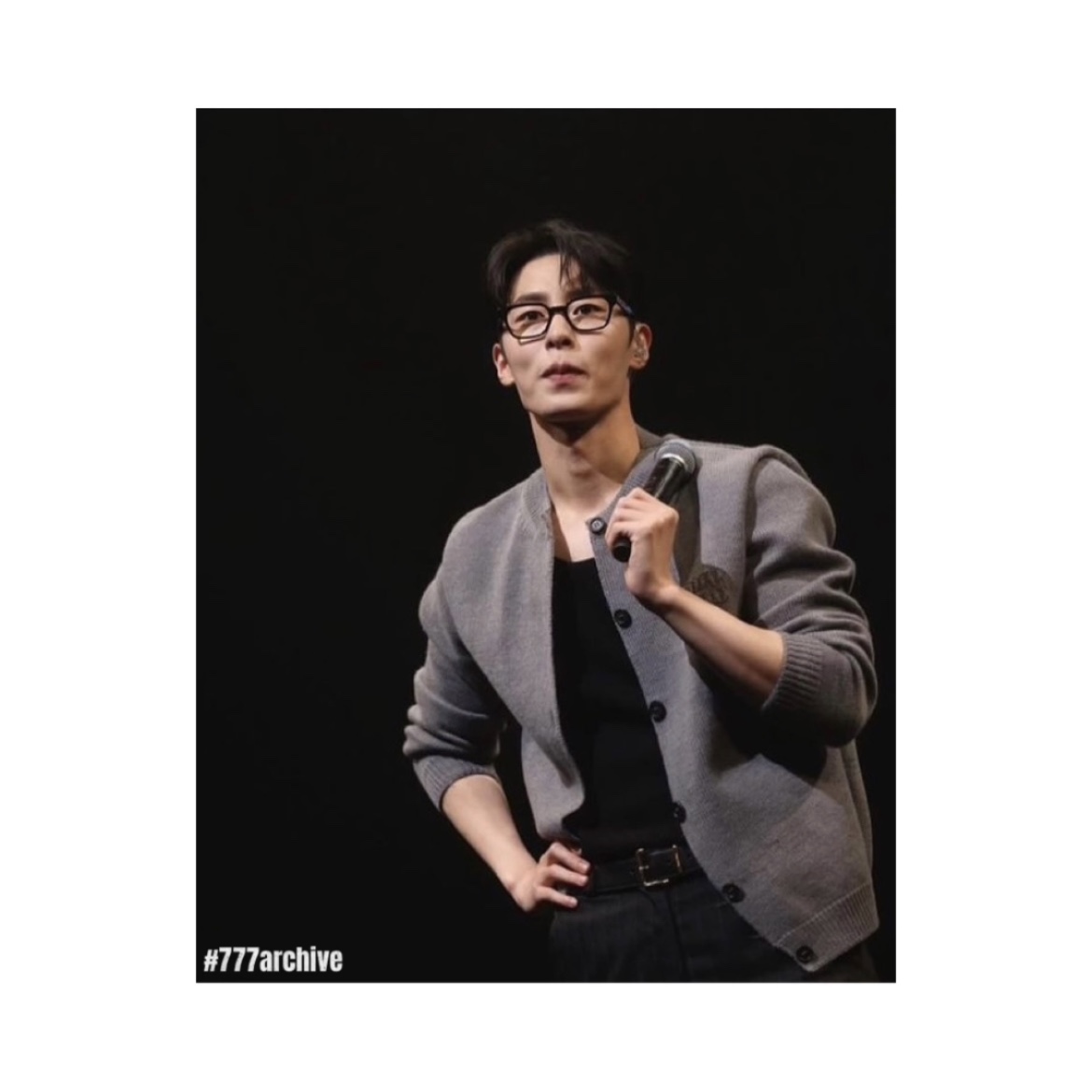 (W) Miu Miu Wool and Nylon Knit Cardigan Grey 착용 스타일 - 3