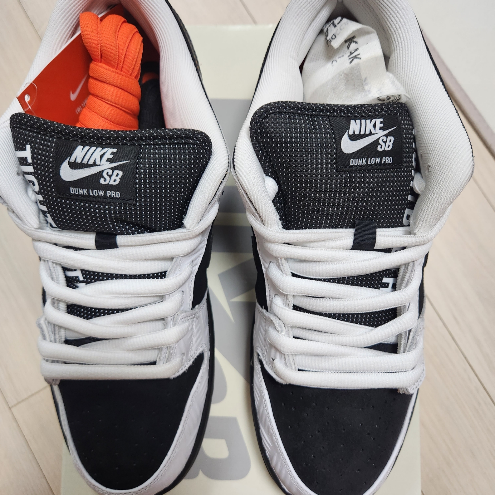 Nike x Tightbooth SB Dunk Low Pro Black and White 착용 스타일 - 1