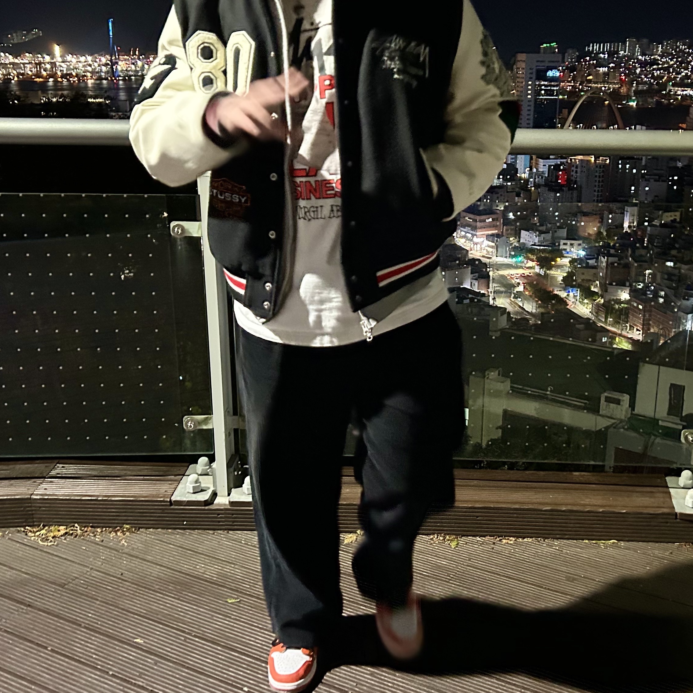 Stussy x Our Legacy x Denim Tears TTL Varsity Jacket Black, Stussy x Off-White 40 WT T-Shirt 착용 스타일 - 3