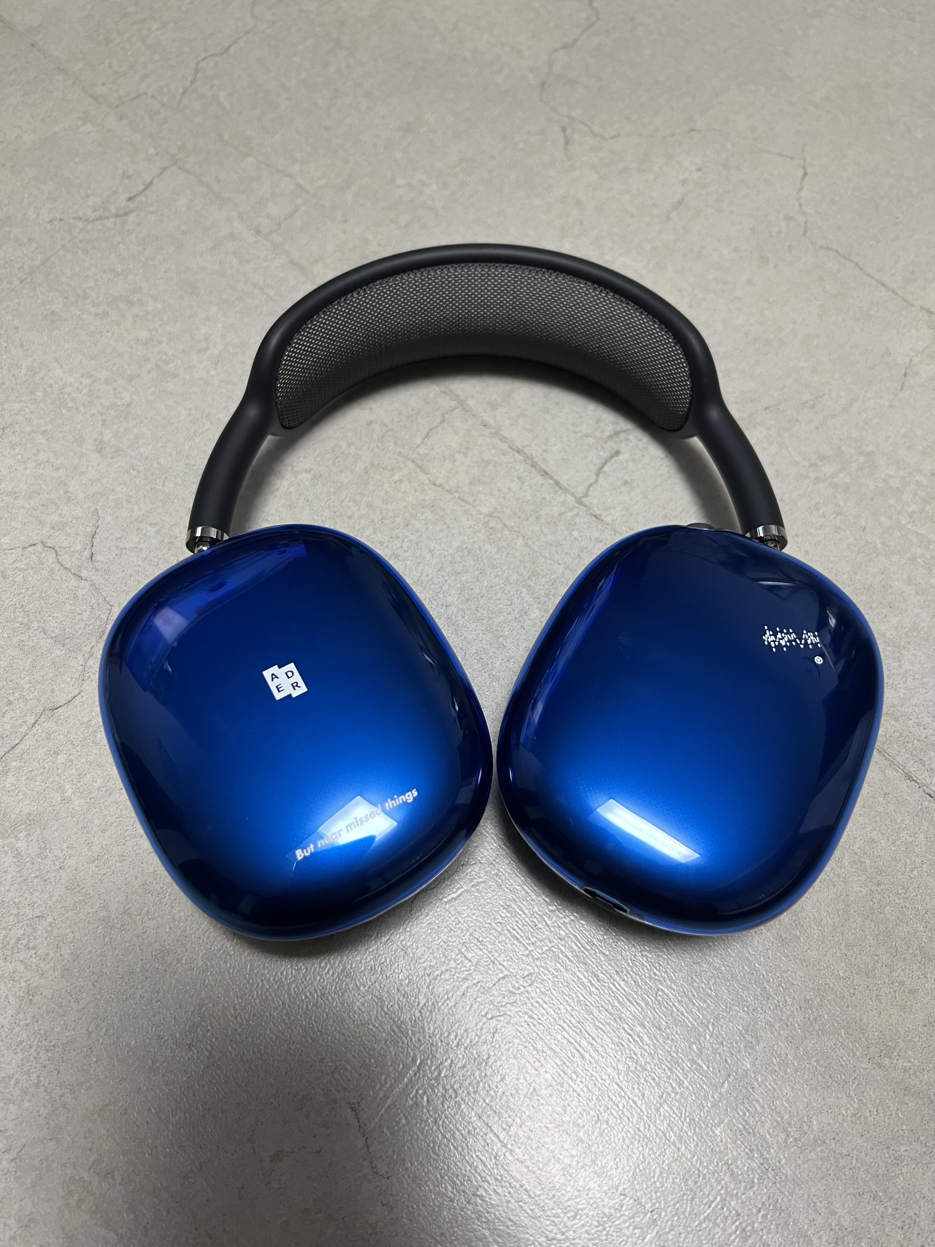 Ader Error TRS Airpods Max Case Z-Blue 착용 스타일