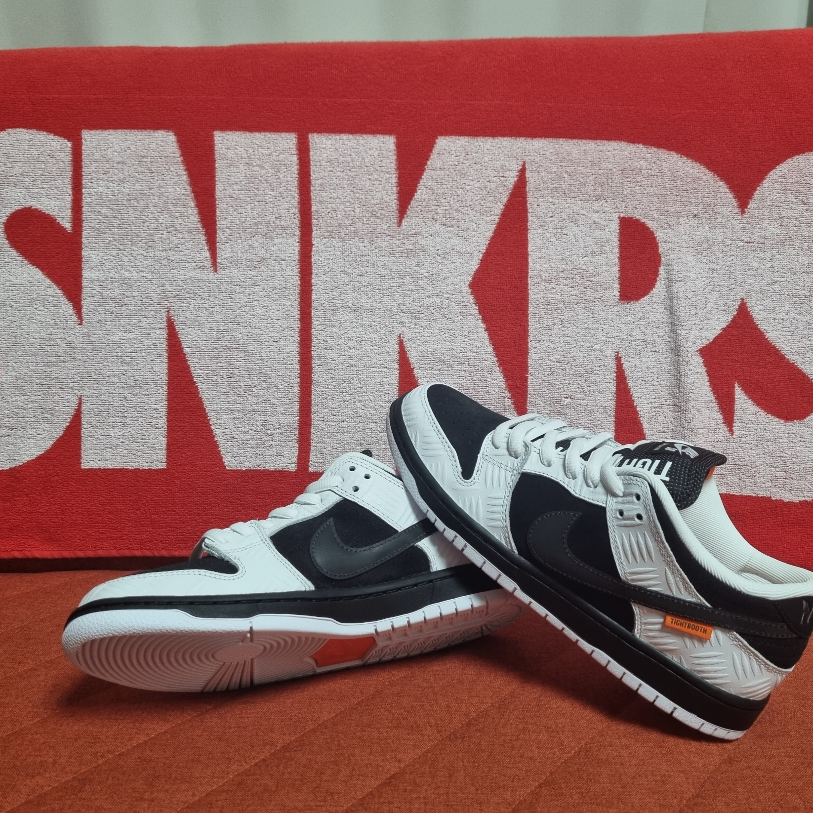 Nike x Tightbooth SB Dunk Low Pro Black and White 착용 스타일 - 1