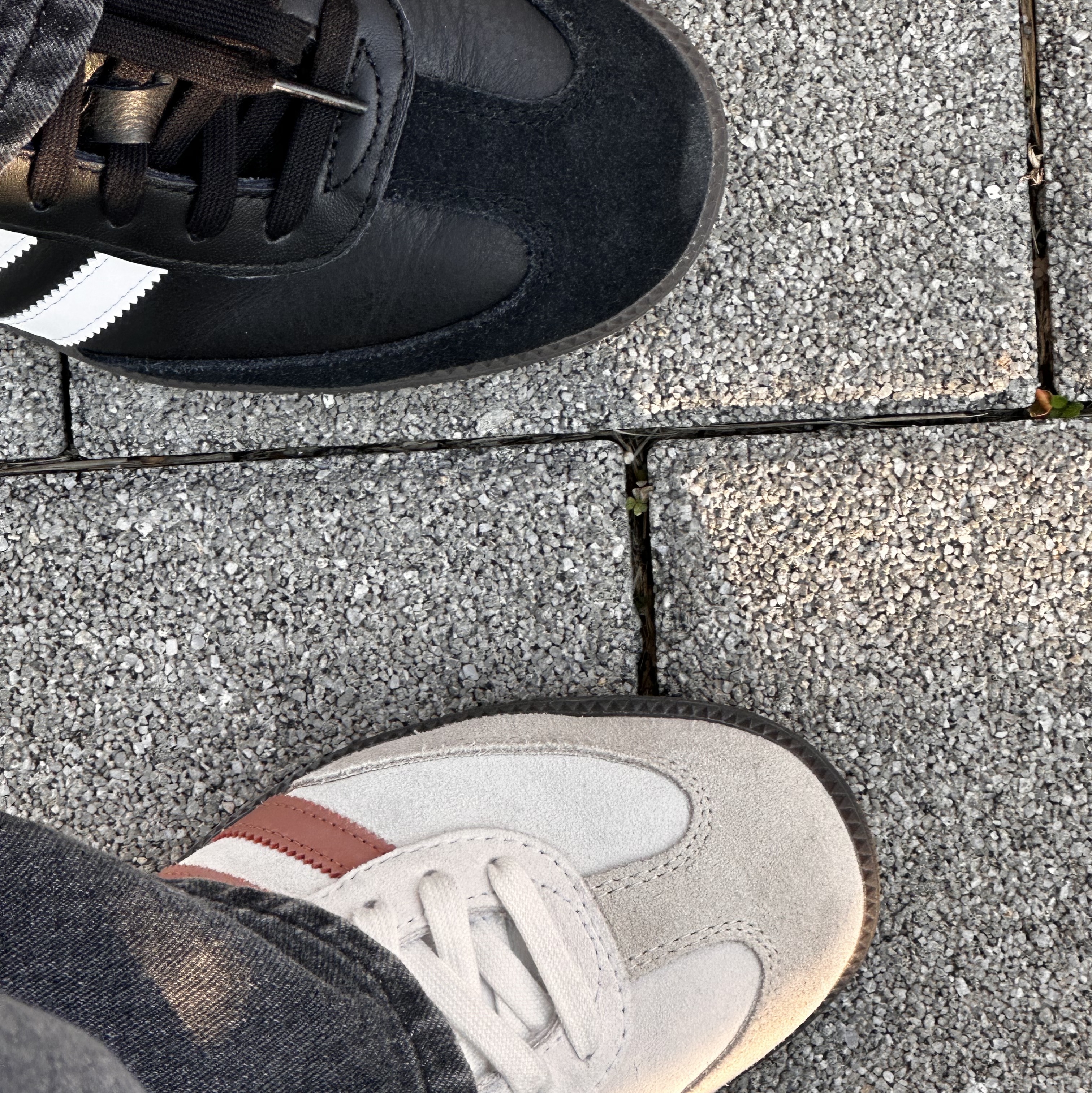 Adidas Superstar Core Black White, Adidas Samba OG Black White Gum 착용 스타일 - 2