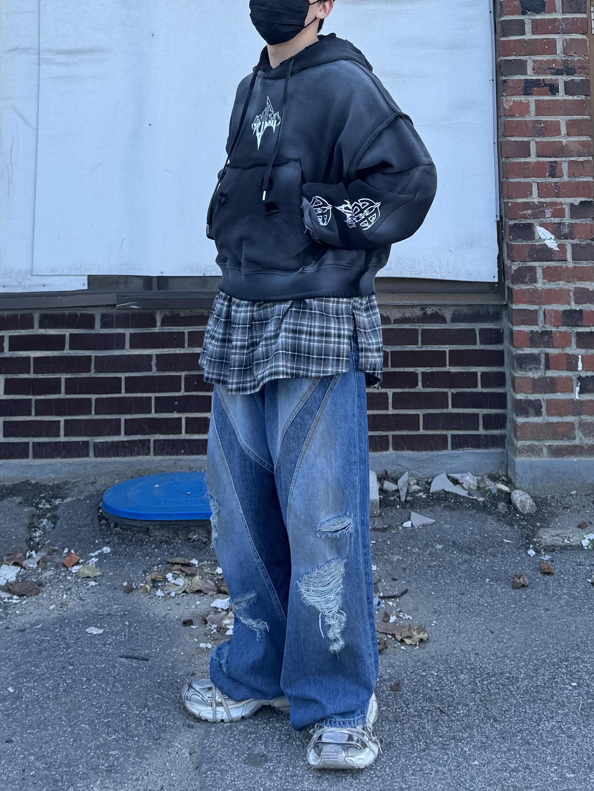 Civision by CSC Vision Distressed Denim Pants Washed Blue, Balenciaga 3XL Sneakers Beige 착용 스타일 - 1