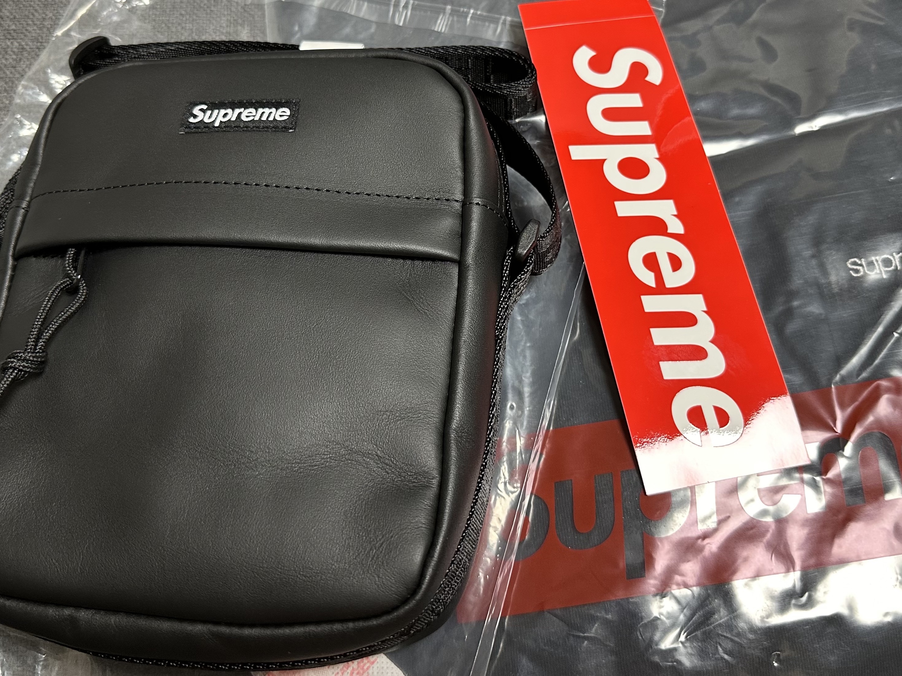 Supreme Leather Shoulder Bag Black - 23FW 착용 스타일 - 2