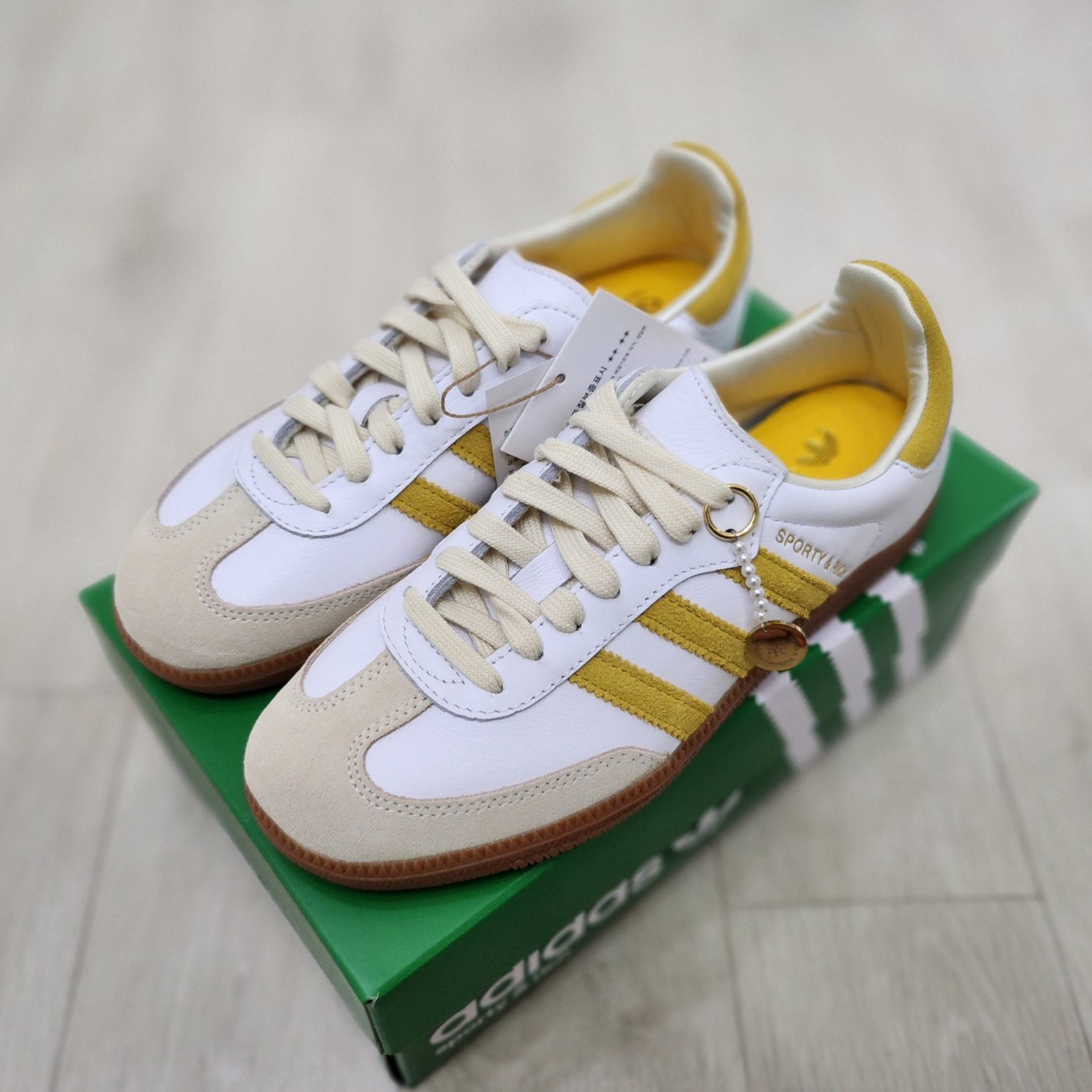 Adidas x Sporty & Rich Samba OG Cloud White Bold Gold 착용 스타일 - 2