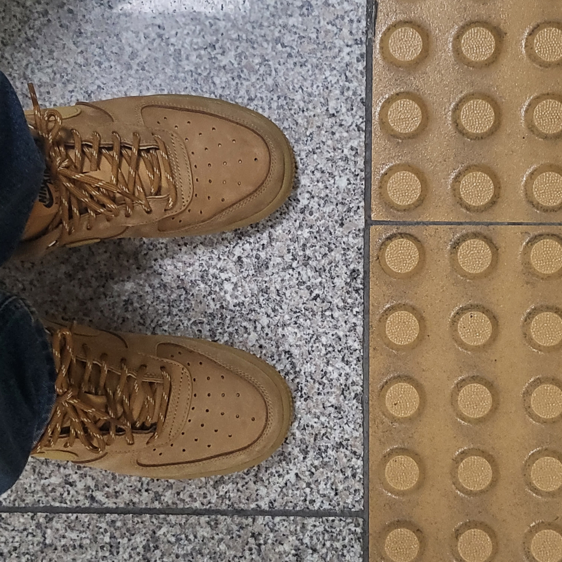 Nike Air Force 1 '07 WB Flax 착용 스타일