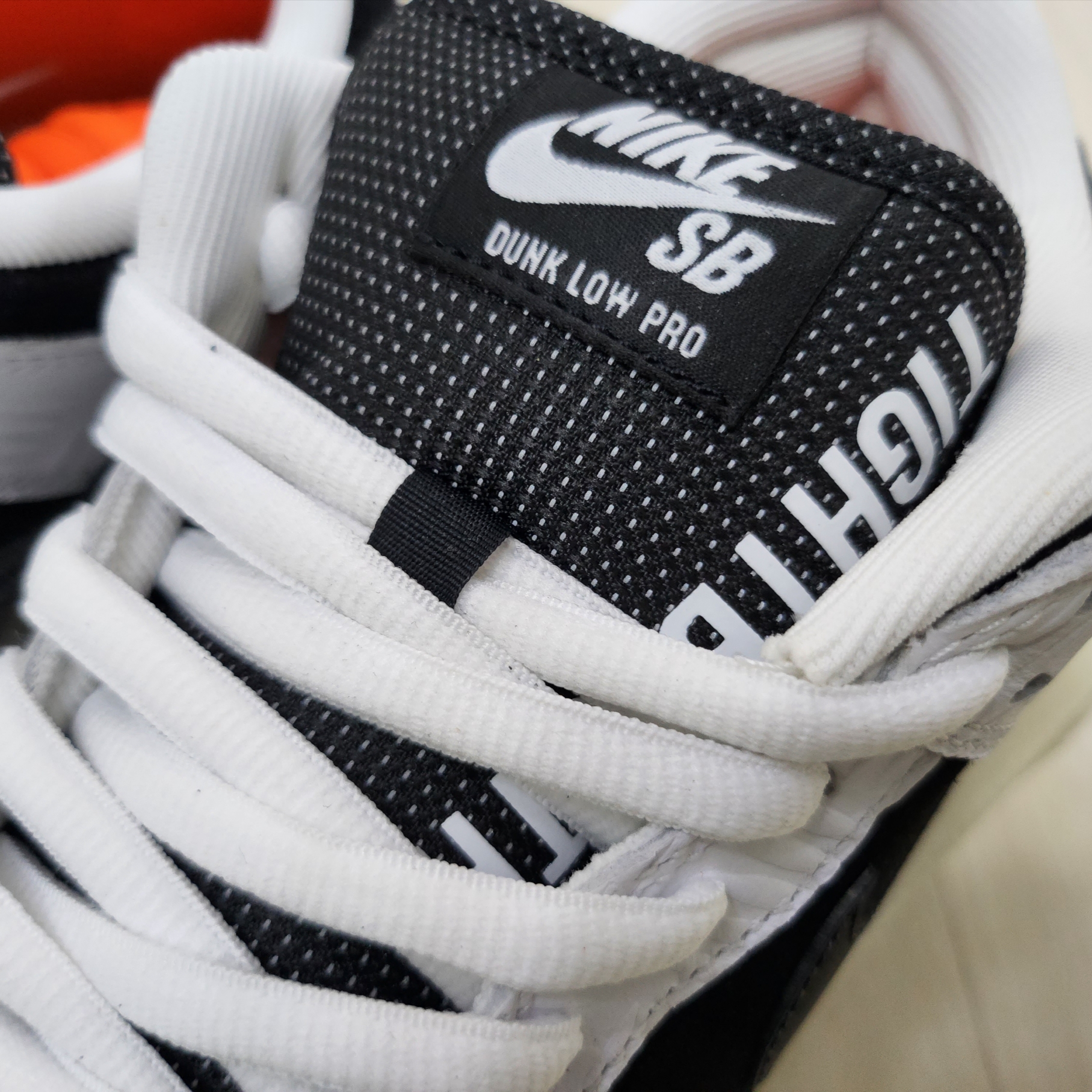 Nike x Tightbooth SB Dunk Low Pro Black and White 착용 스타일 - 3
