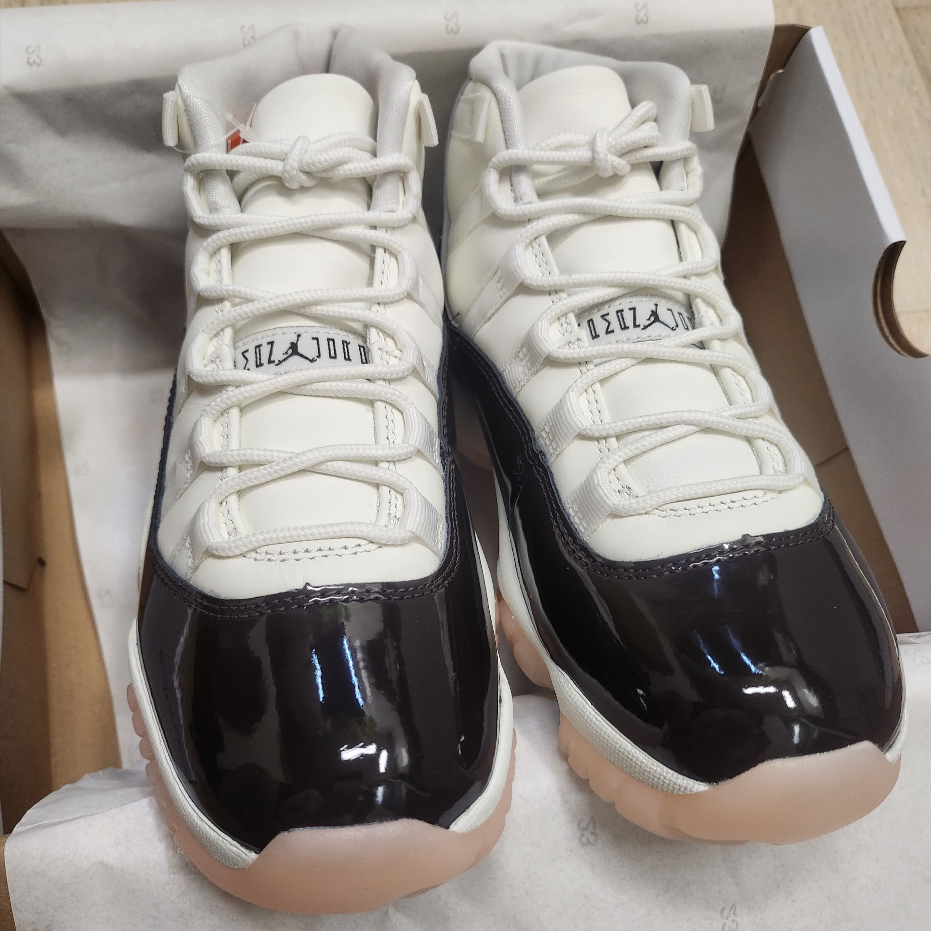 (W) Jordan 11 Retro Neapolitan 착용 스타일 - 1