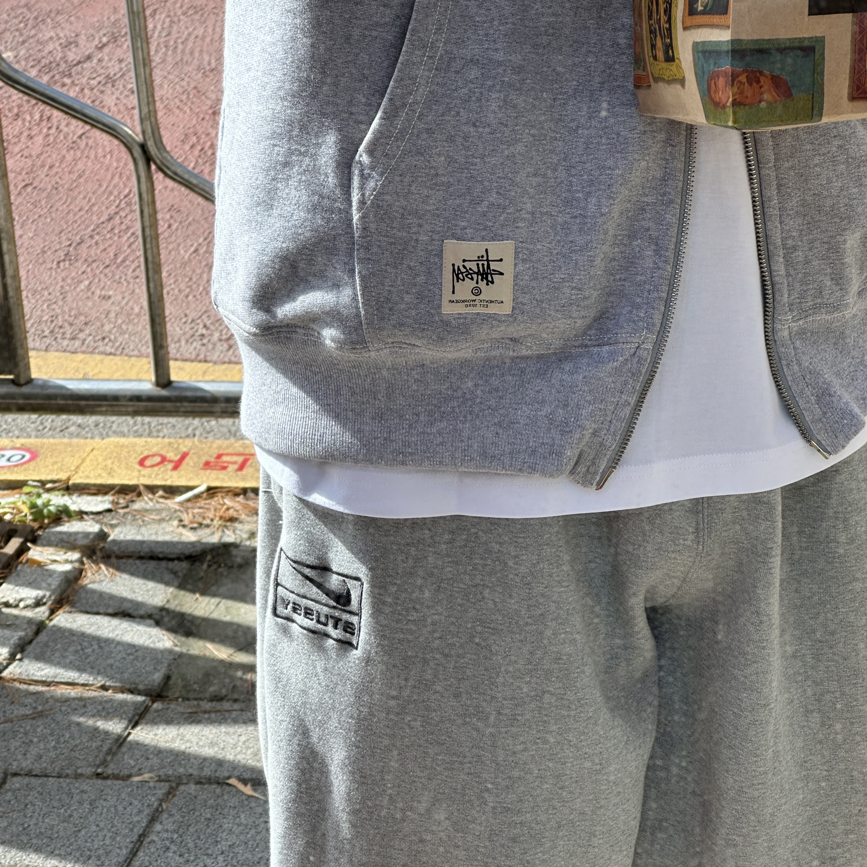 Stussy Double Face Label Zip Hoodie Grey Heather, Nike x Stussy NRG Fleece Pants Dark Grey Heather (DO9340-063) 착용 스타일