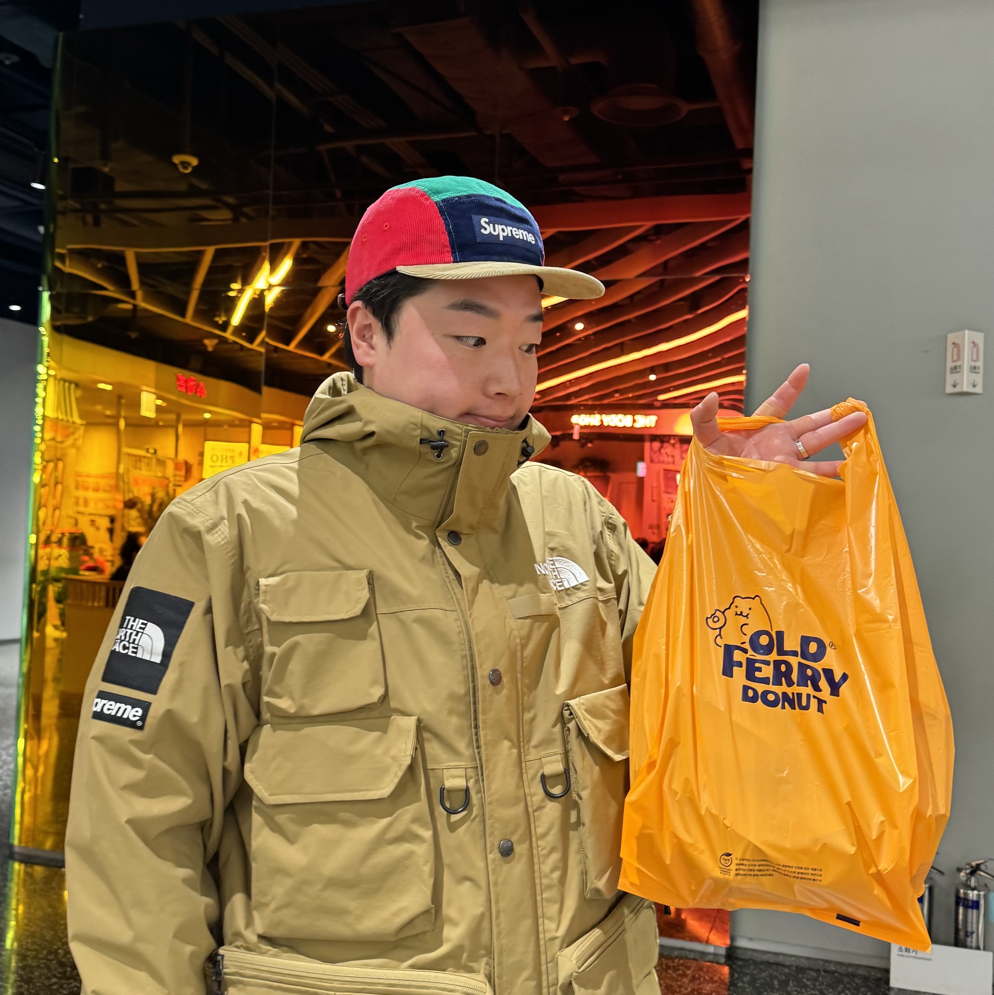 Supreme Corduroy Camp Cap Multicolor - 23FW, Supreme x The North Face Cargo Jacket Gold - 20SS 착용 스타일 - 2