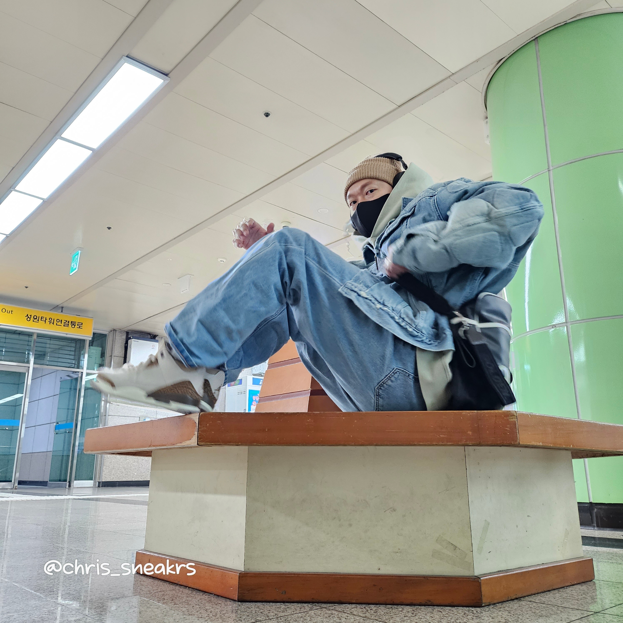 Yeezy Gap Engineered By Balenciaga Padded Denim Jacket Blue, Jordan 3 Retro Orewood Brown 착용 스타일 - 5