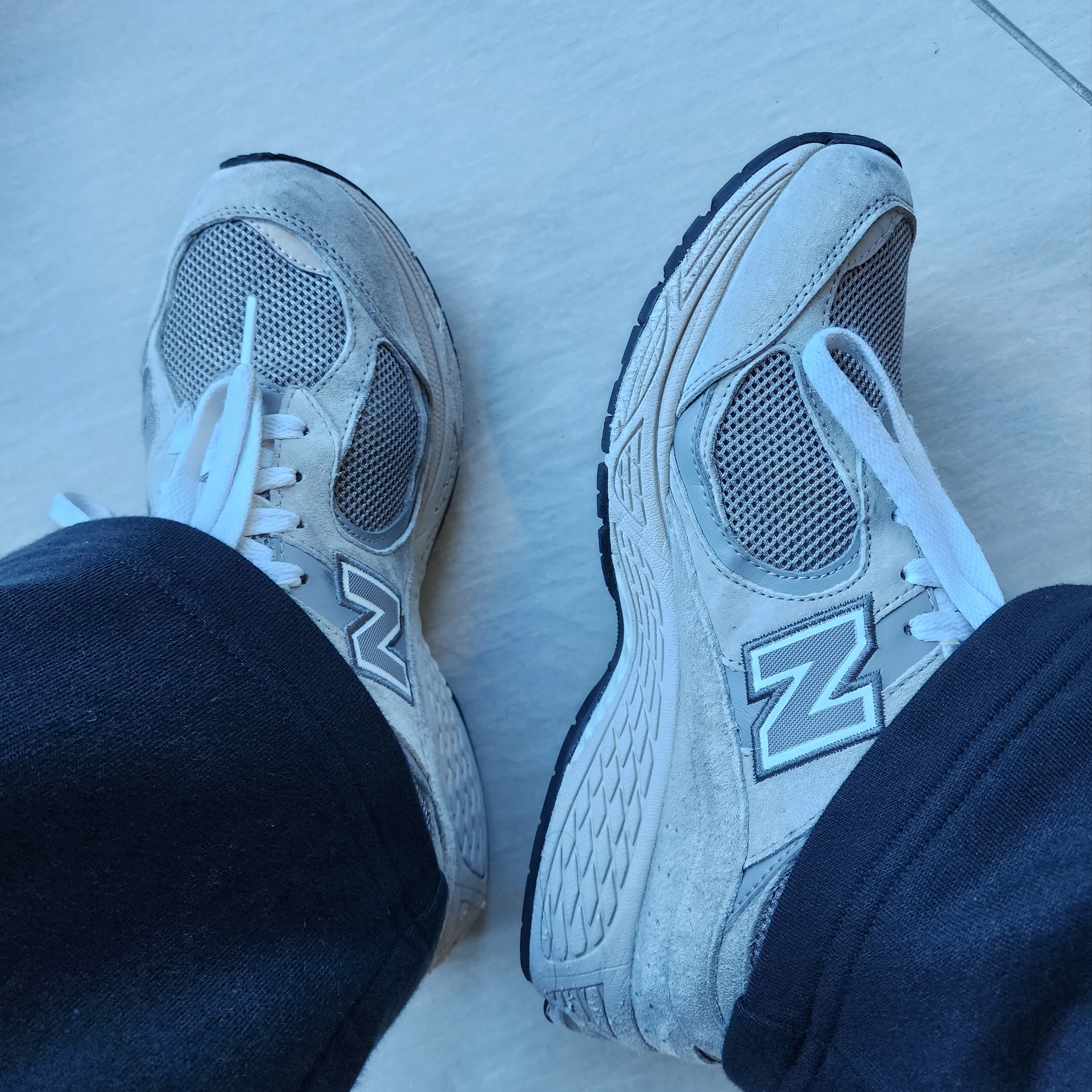New Balance 2002R Grey 착용 스타일