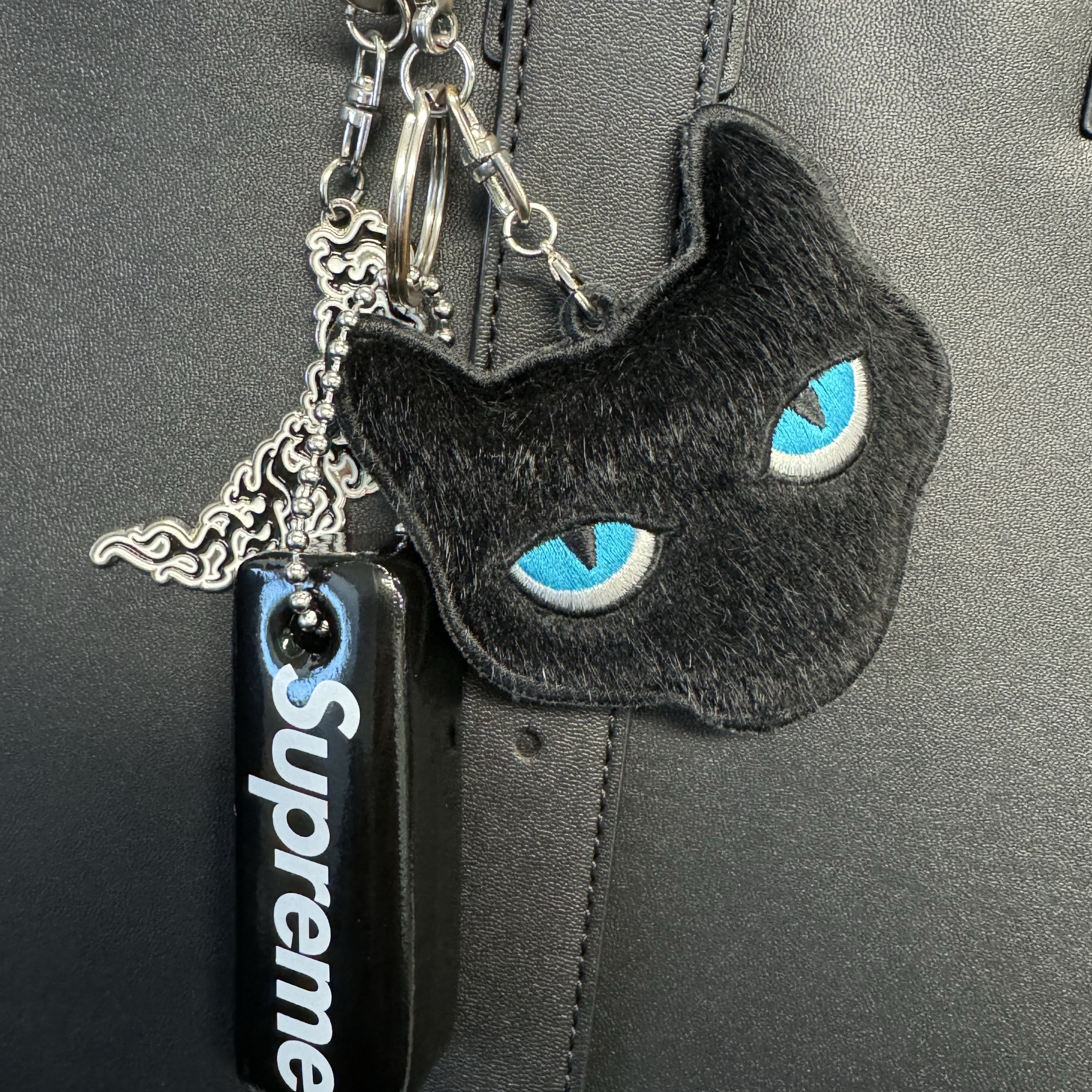 Supreme Floating Keychain Black - 23FW 착용 스타일 - 2