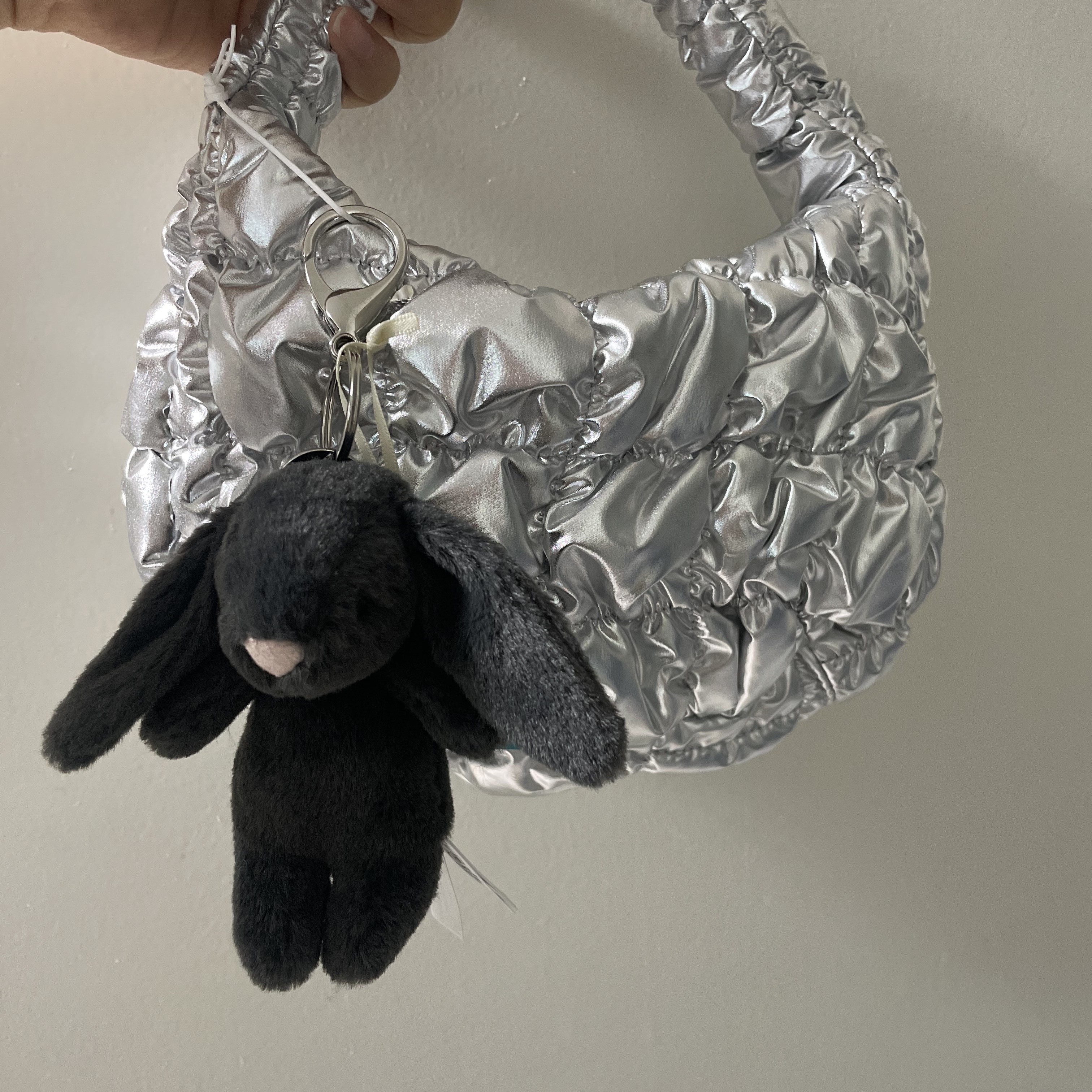 COS Quilted Micro Bag Silver, Jellycat Bashful Bunny Bag Charm Ink 착용 스타일