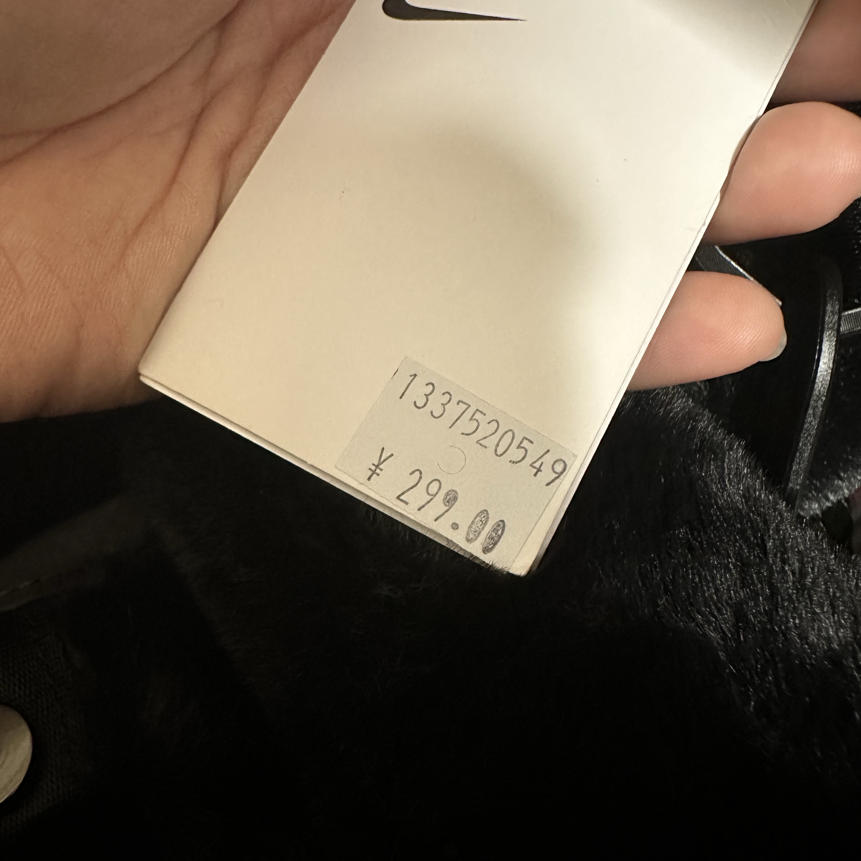 Nike NSW Faux Fur Tote Bag Black 착용 스타일 - 2