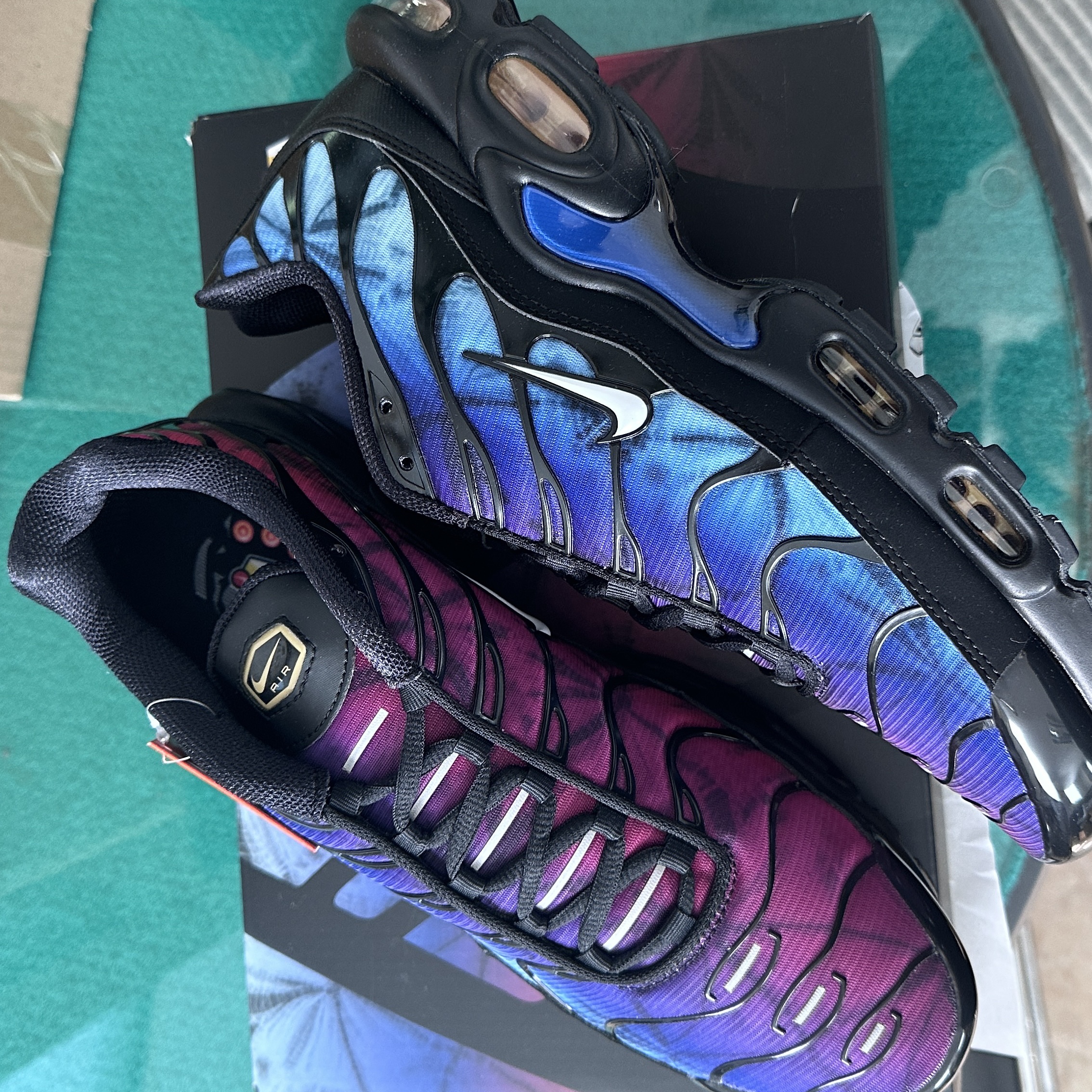 Nike Air Max Plus 25th Anniversary Black Varsity Red 착용 스타일 - 1