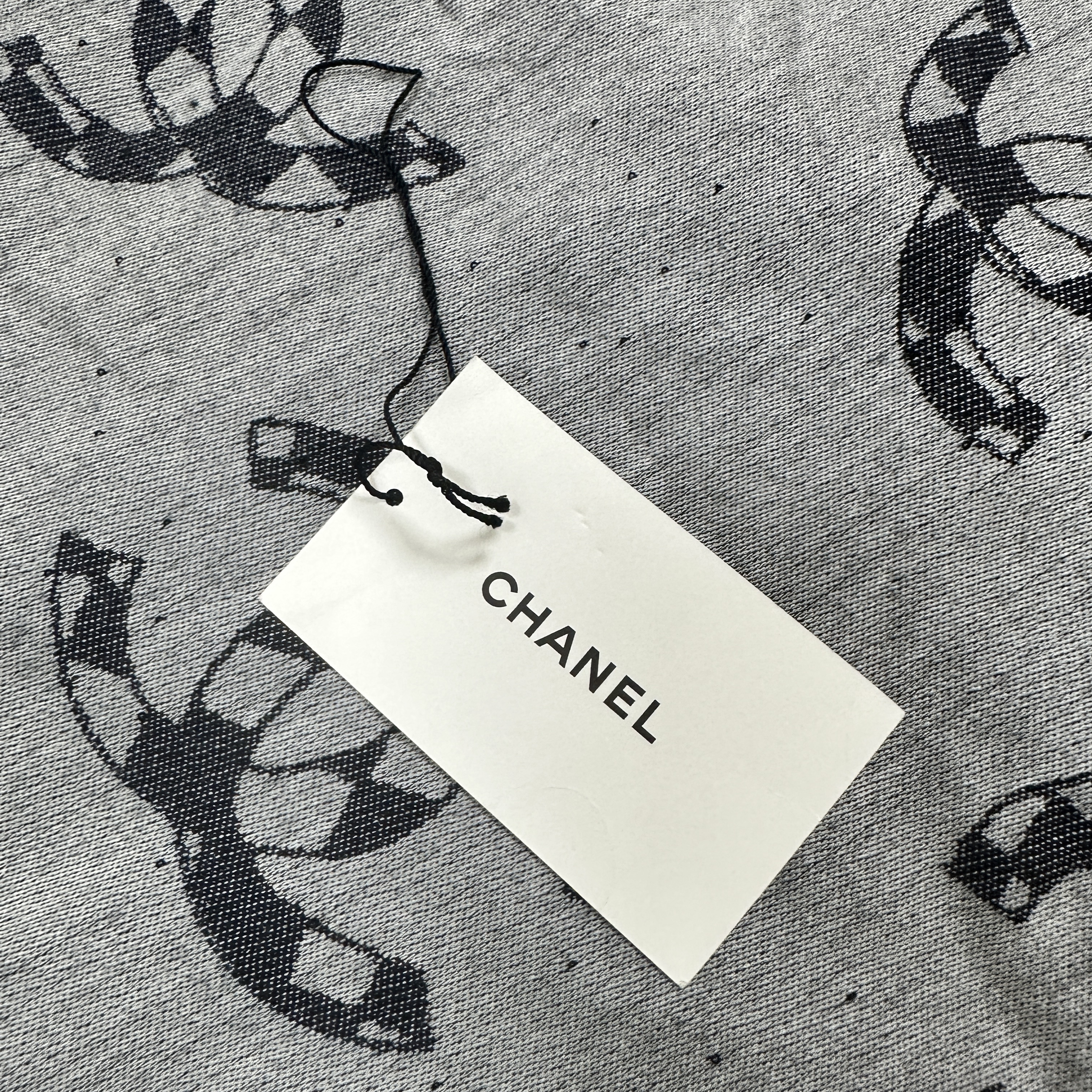 (W) Chanel Muffler Cashmere & Black 착용 스타일 - 4