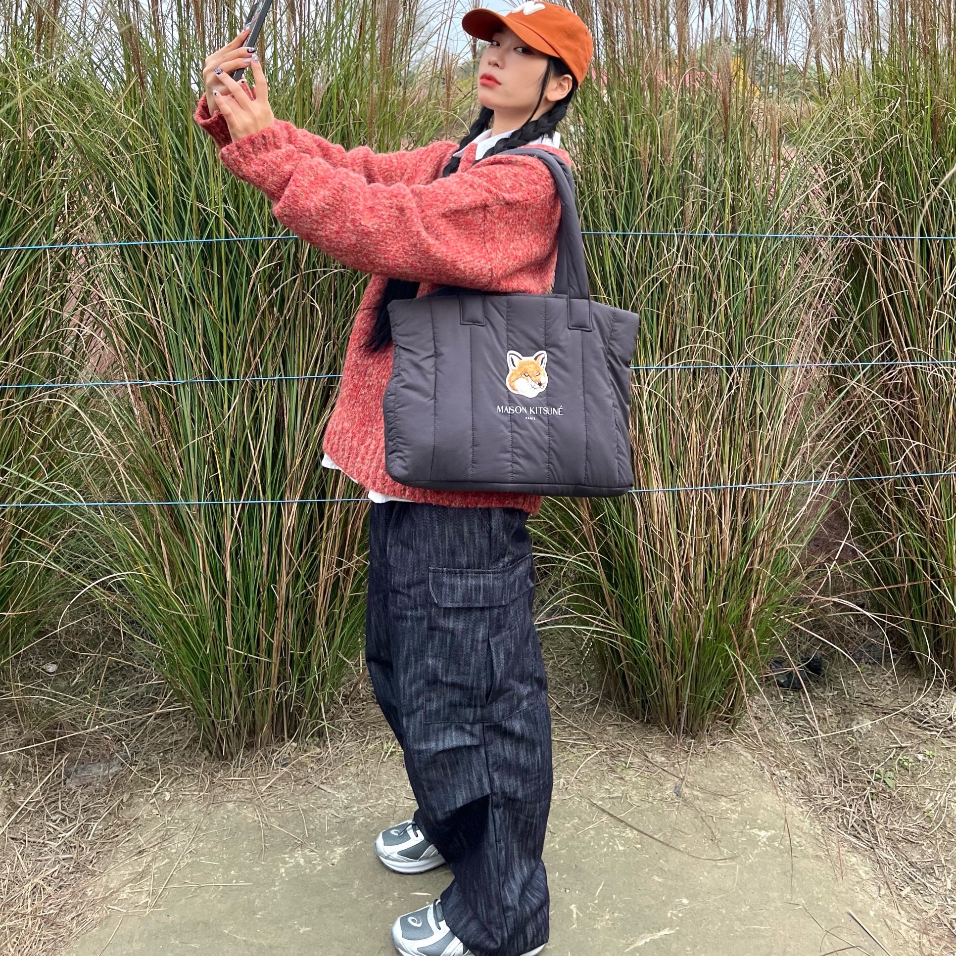 Asics Jog 100 S SMU Sheet Rock Pure Silver - 2E Wide, Maison Kitsune x Laneige Padded Bag Navy 착용 스타일 - 1