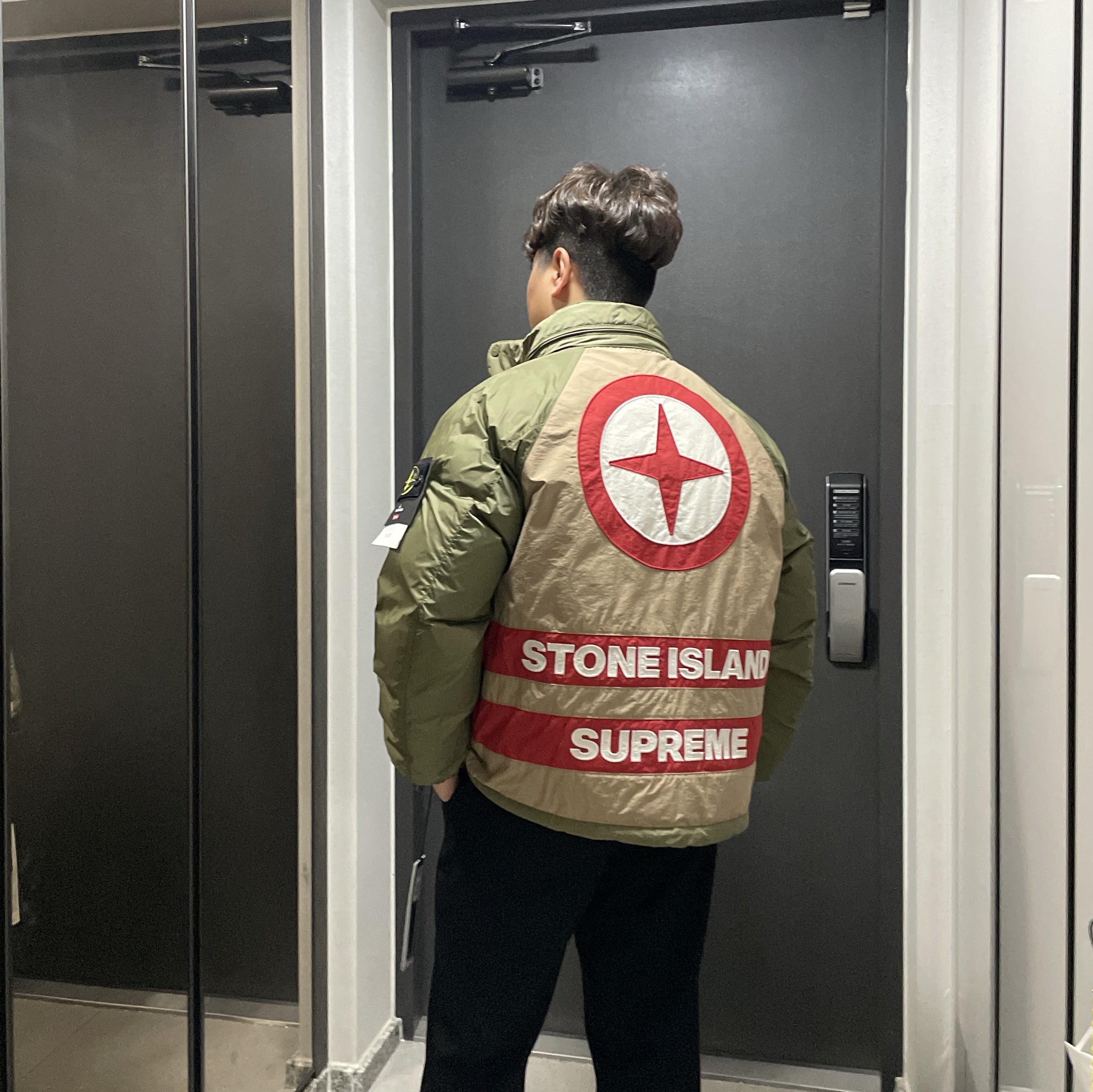 Supreme x Stone Island Reversible Down Puffer Jacket Olive - 23FW 착용 스타일 - 2