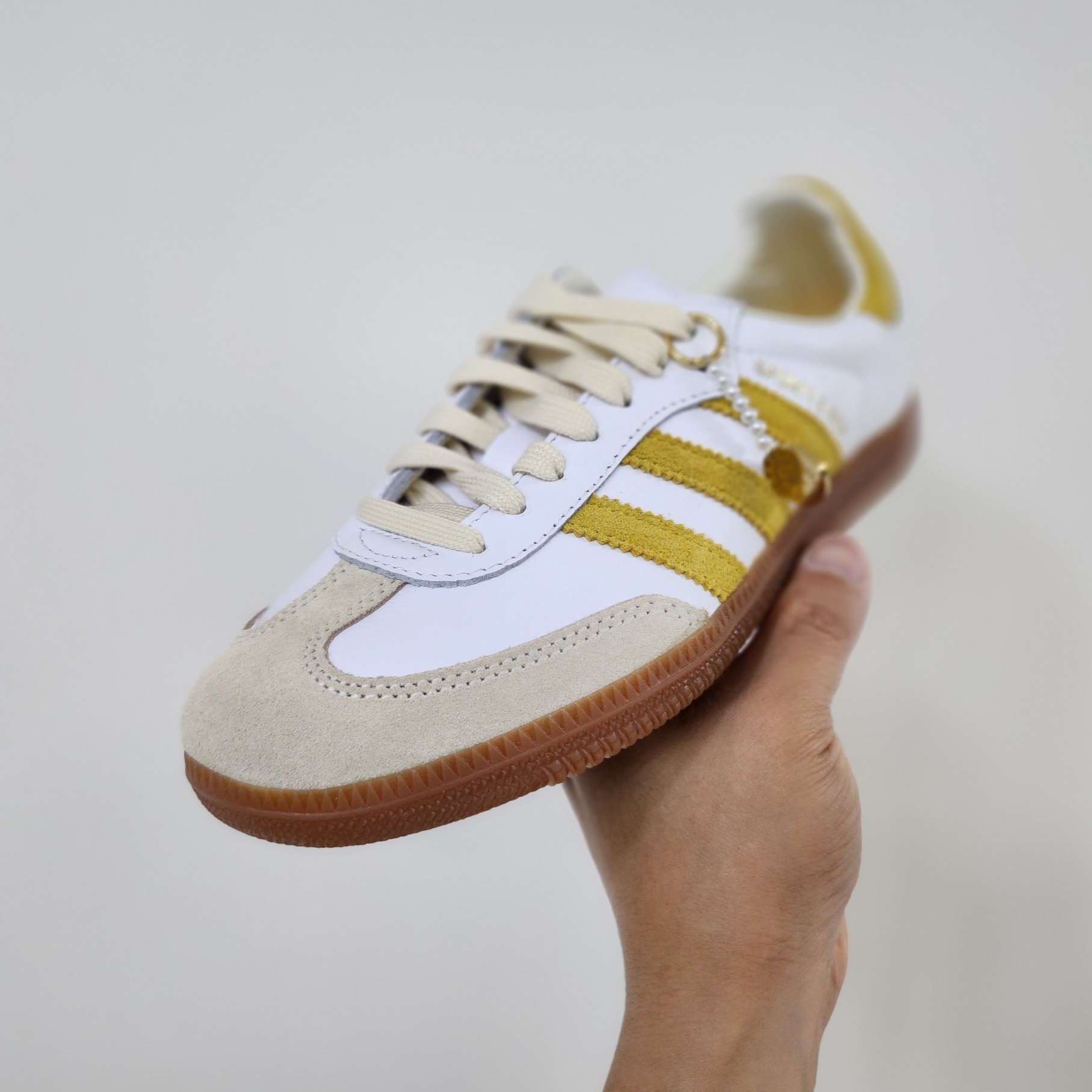 Adidas x Sporty & Rich Samba OG Cloud White Bold Gold 착용 스타일 - 1