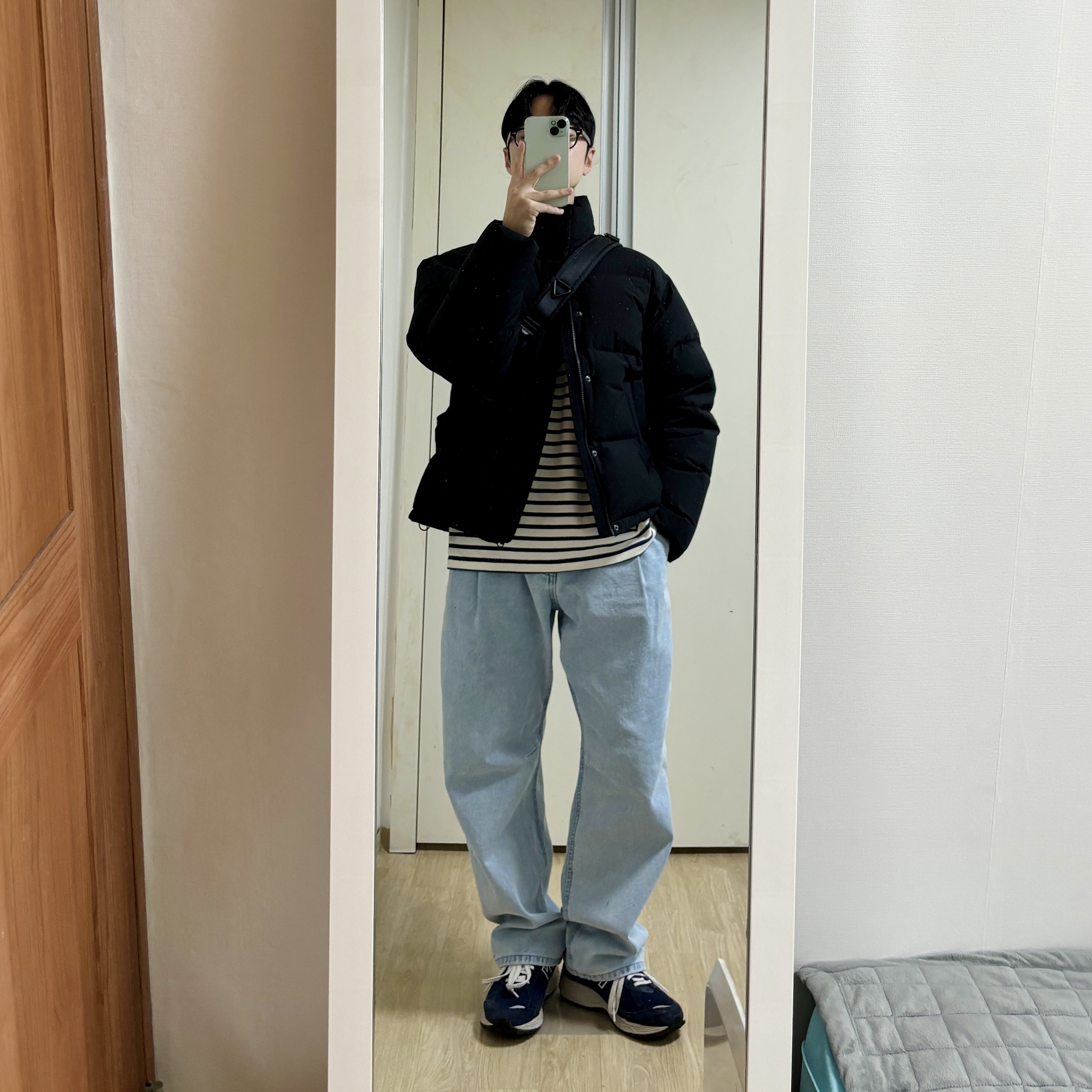 New Balance 2002R Navy 착용 스타일 - 1
