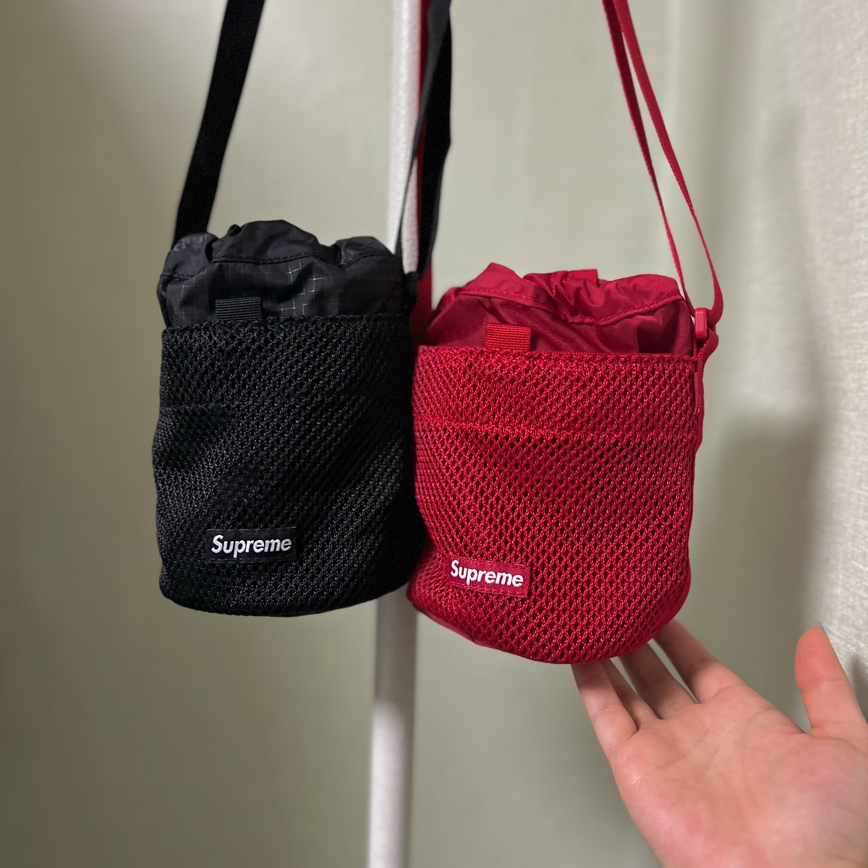 Supreme Satin Applique Hooded Sweatshirt Washed Navy - 23FW, Supreme Raised Script Hooded Sweatshirt Black - 23FW 착용 스타일 - 4