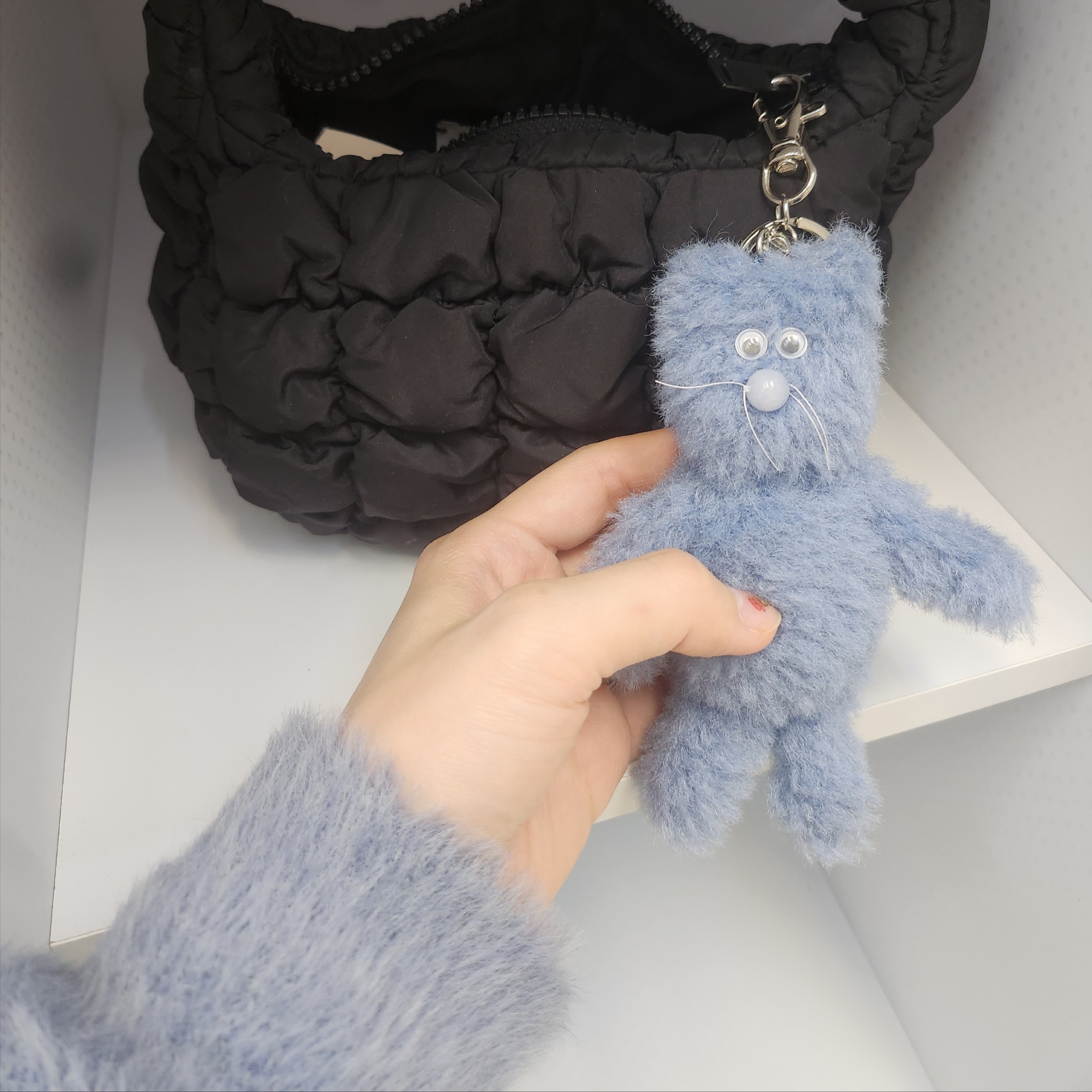 Monamhee Love Flexy Keyring Blue 착용 스타일