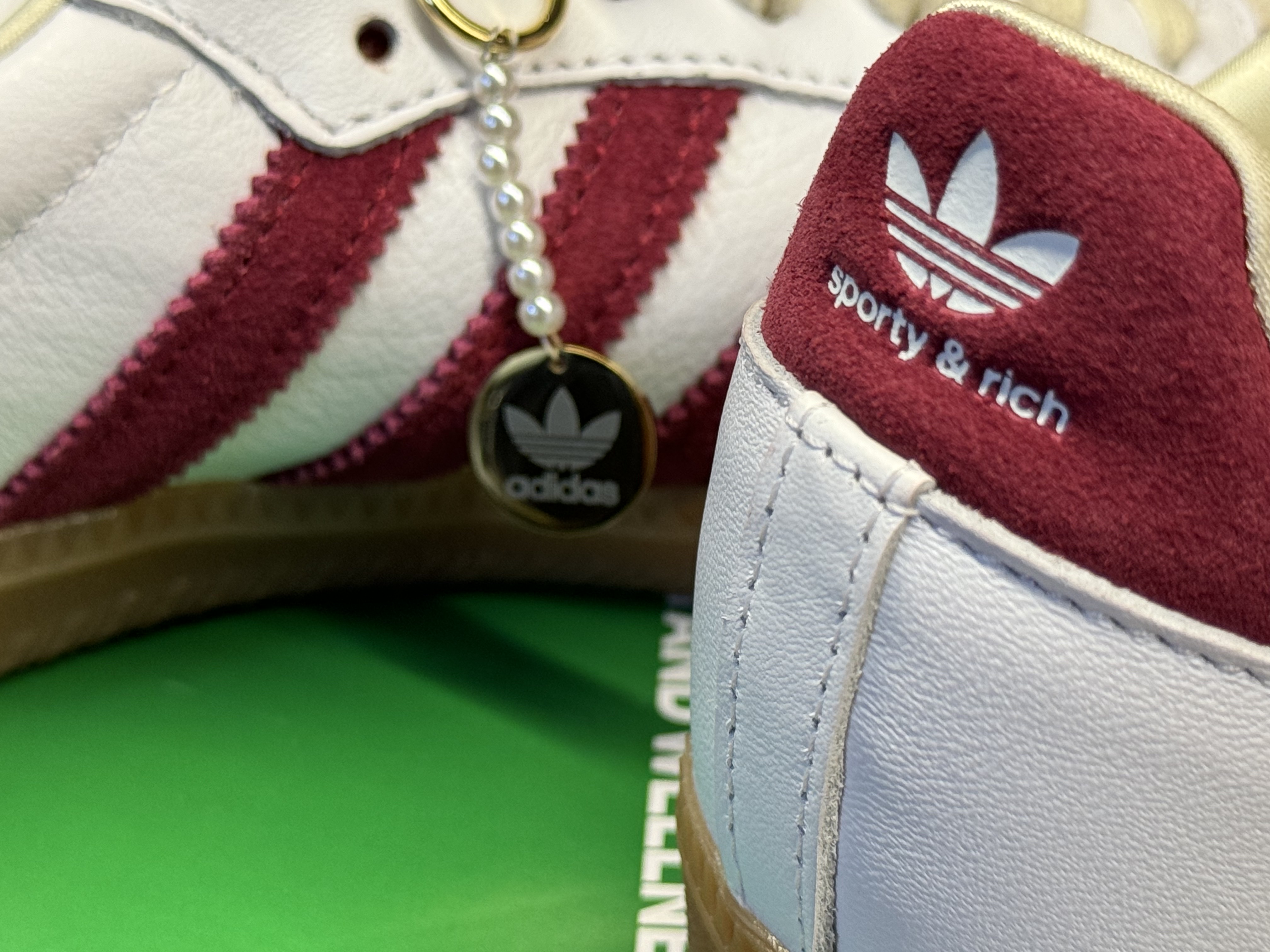 Adidas x Sporty & Rich Samba OG Cloud White Collegiate Burgundy 착용 스타일 - 4