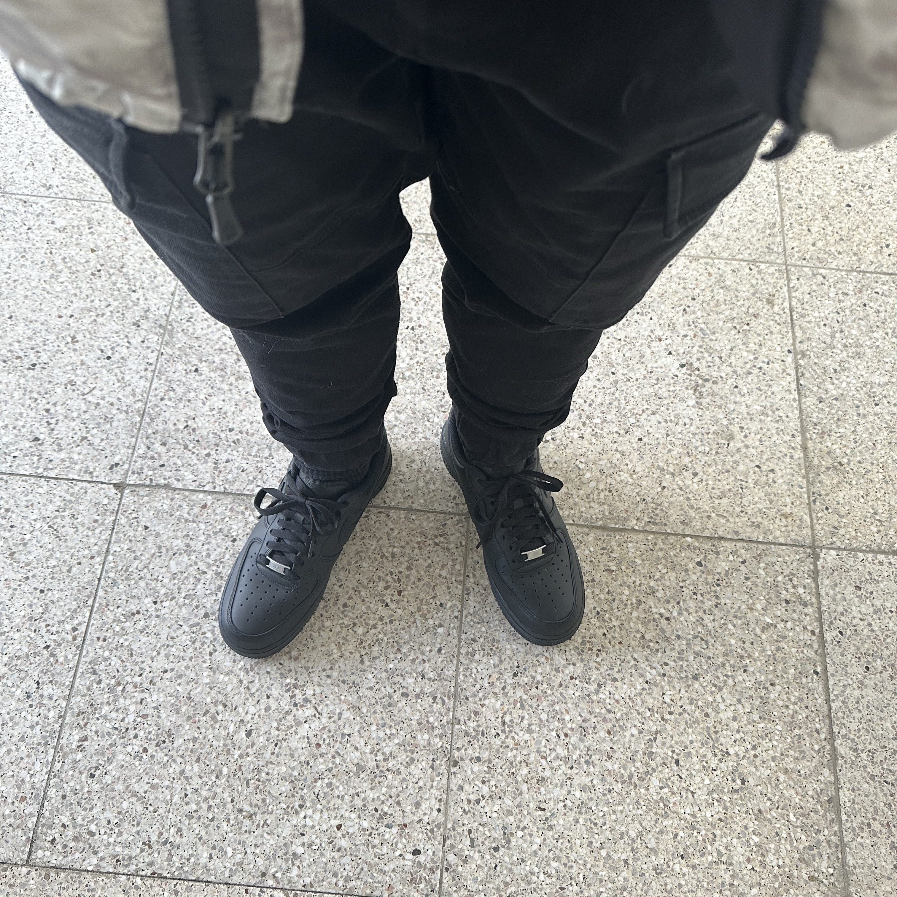 Nike Air Force 1 '07 Low Triple Black 착용 스타일
