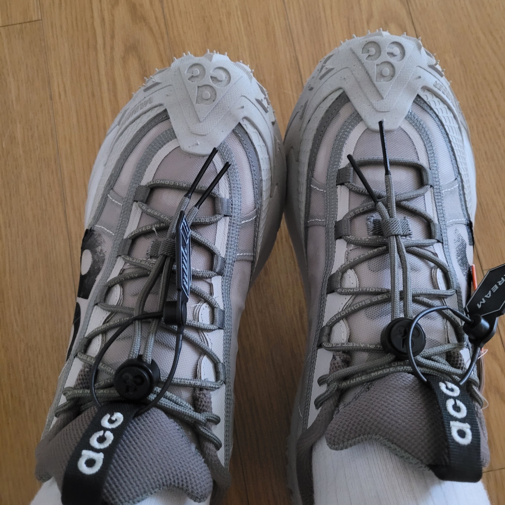 Nike ACG Mountain Fly 2 Low Light Iron Ore Black 착용 스타일 - 1